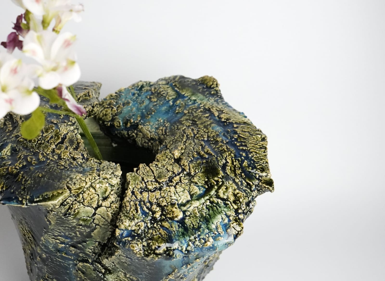 Yamaguchi Makoto 山口真人, Oribe Flower Vessel 織部花入, 2022