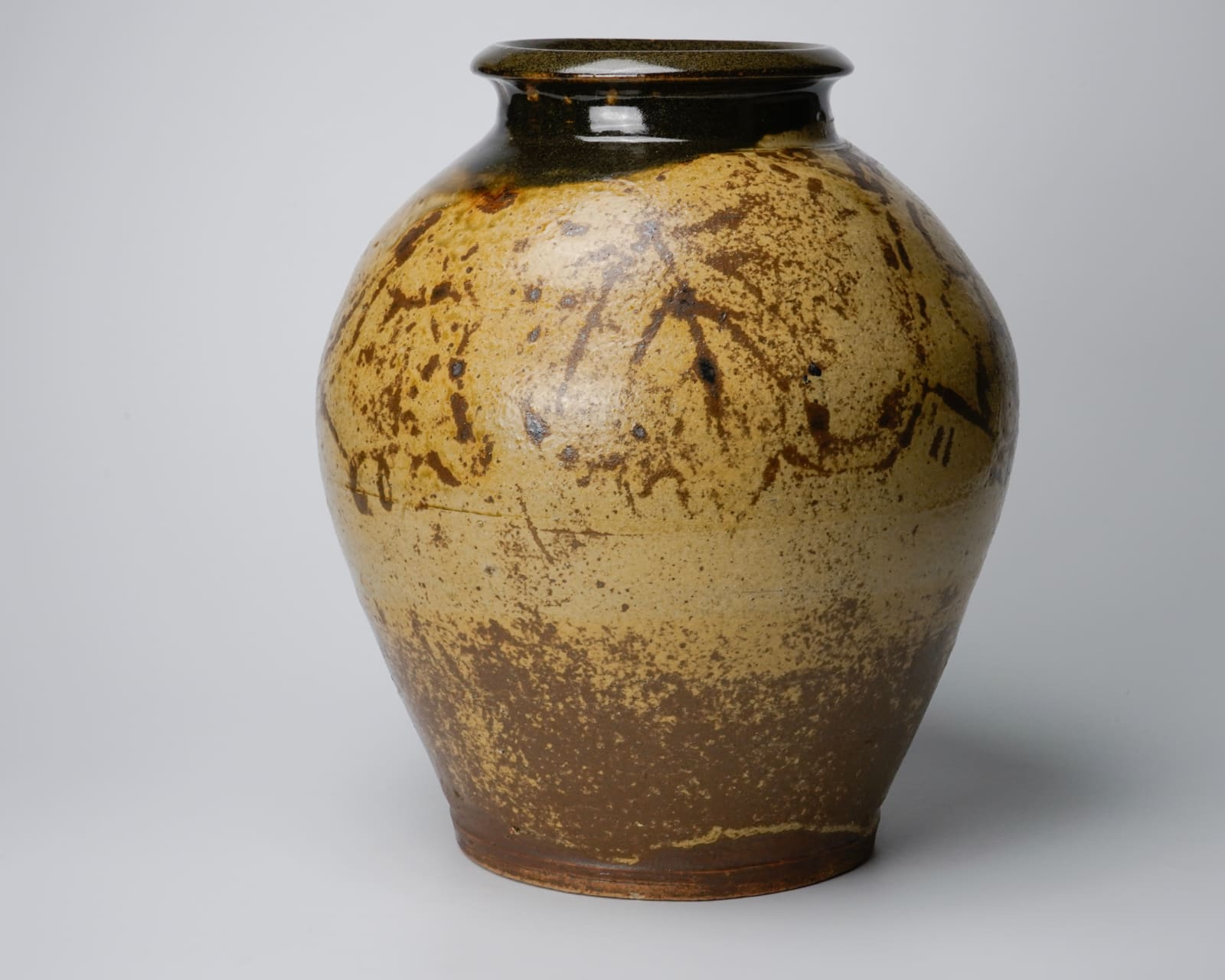 Murata Gen 村田 元, Ash Glazed Iron Jar with Grape Drawing 灰釉葡萄文壺