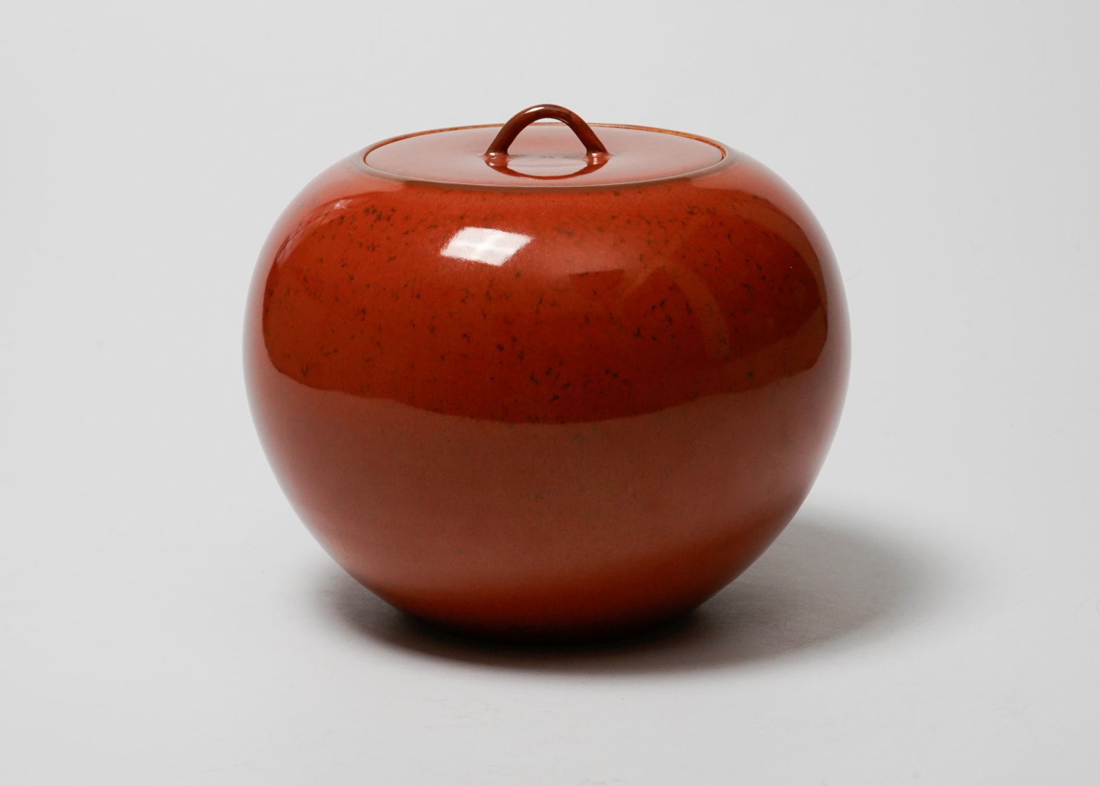Hisada Shigeyoshi 久田重義, Porcelain Water Jar with shu tenmmoku glaze 朱天目水指