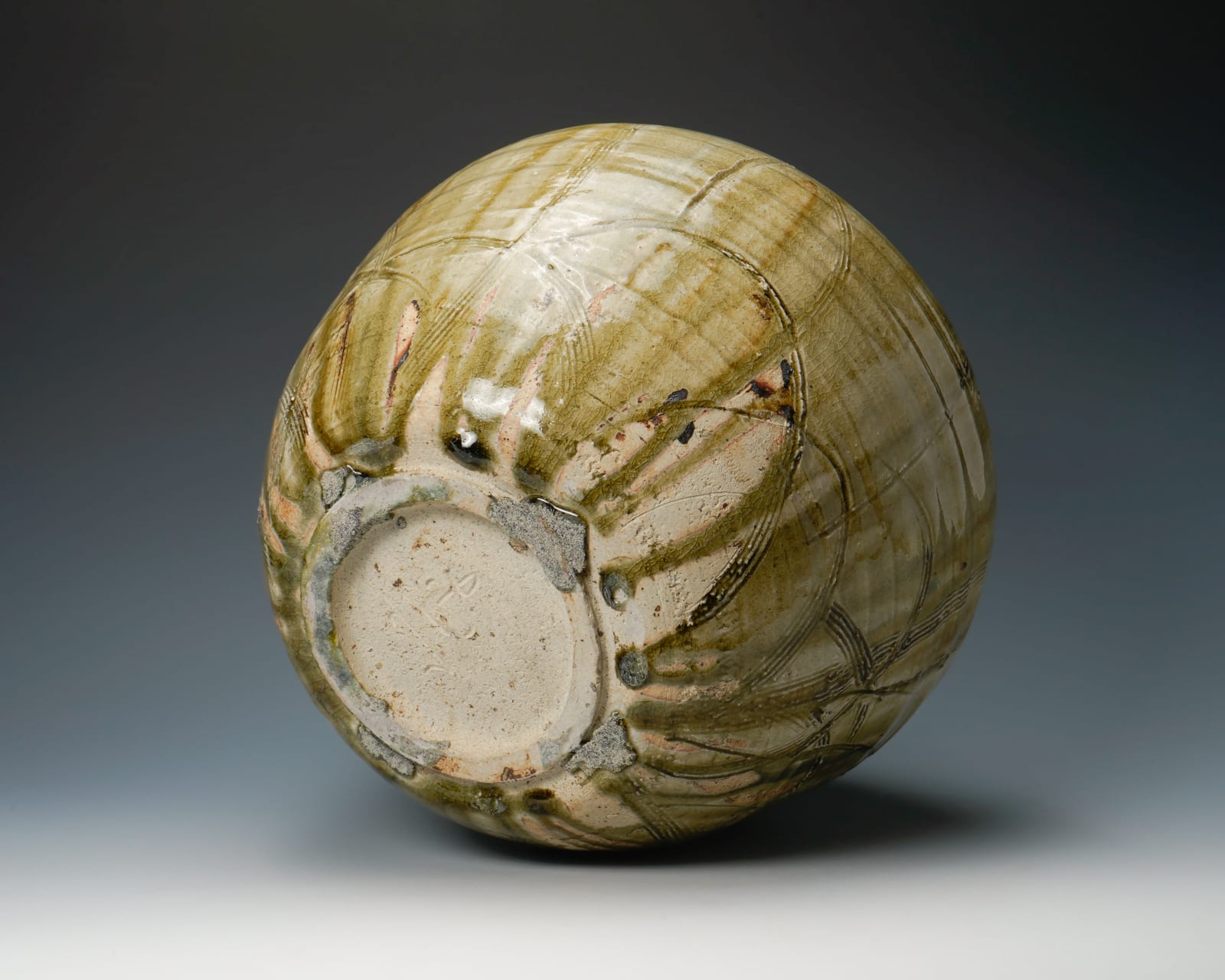 Tsuboshima Dohei 坪島 圡平, Large jar with ash glaze and comb-mark decoration, 1990's