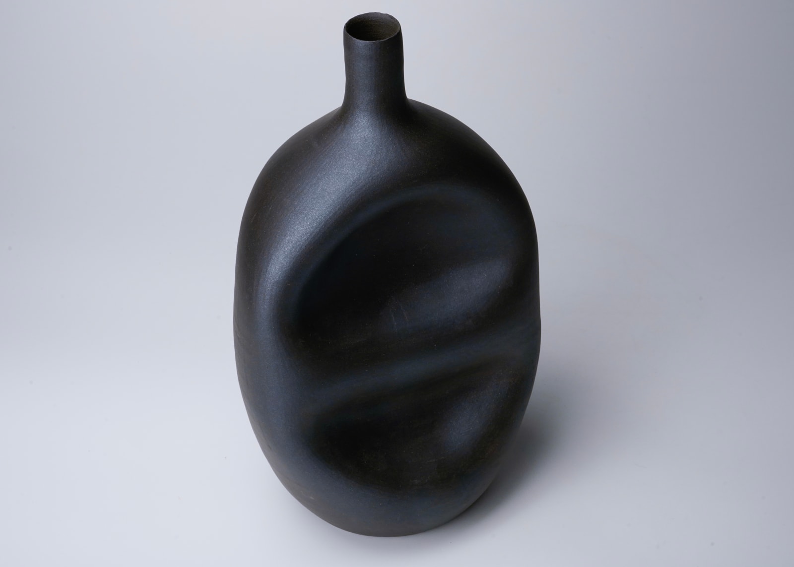 Yagi Kazuo 八木一夫, Black flower vase 黒陶黒い壺花器