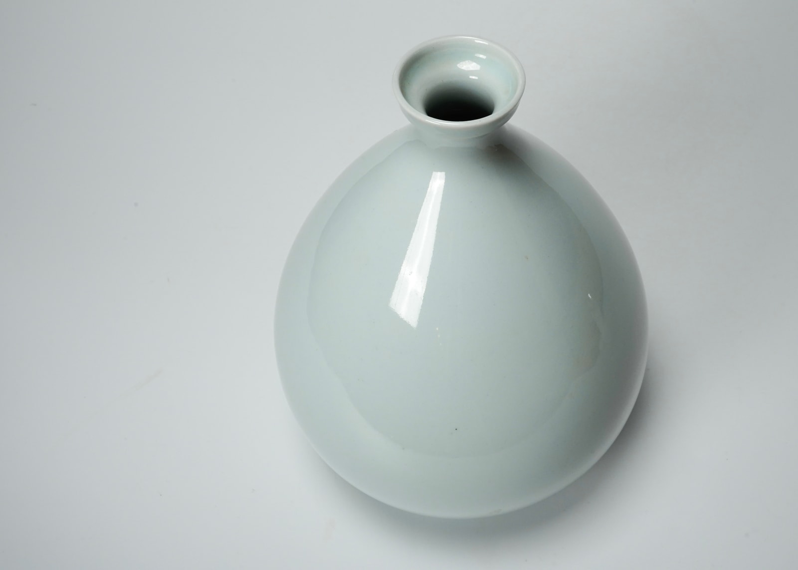 Ahn Dong-Oh 안동오 (An Togo 安東五), Flower Vase 白磁瑠璃釉瓶