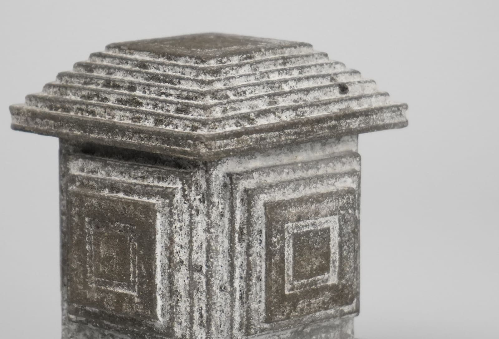 Koinuma Michio 肥沼美智雄, Box with carved patterns