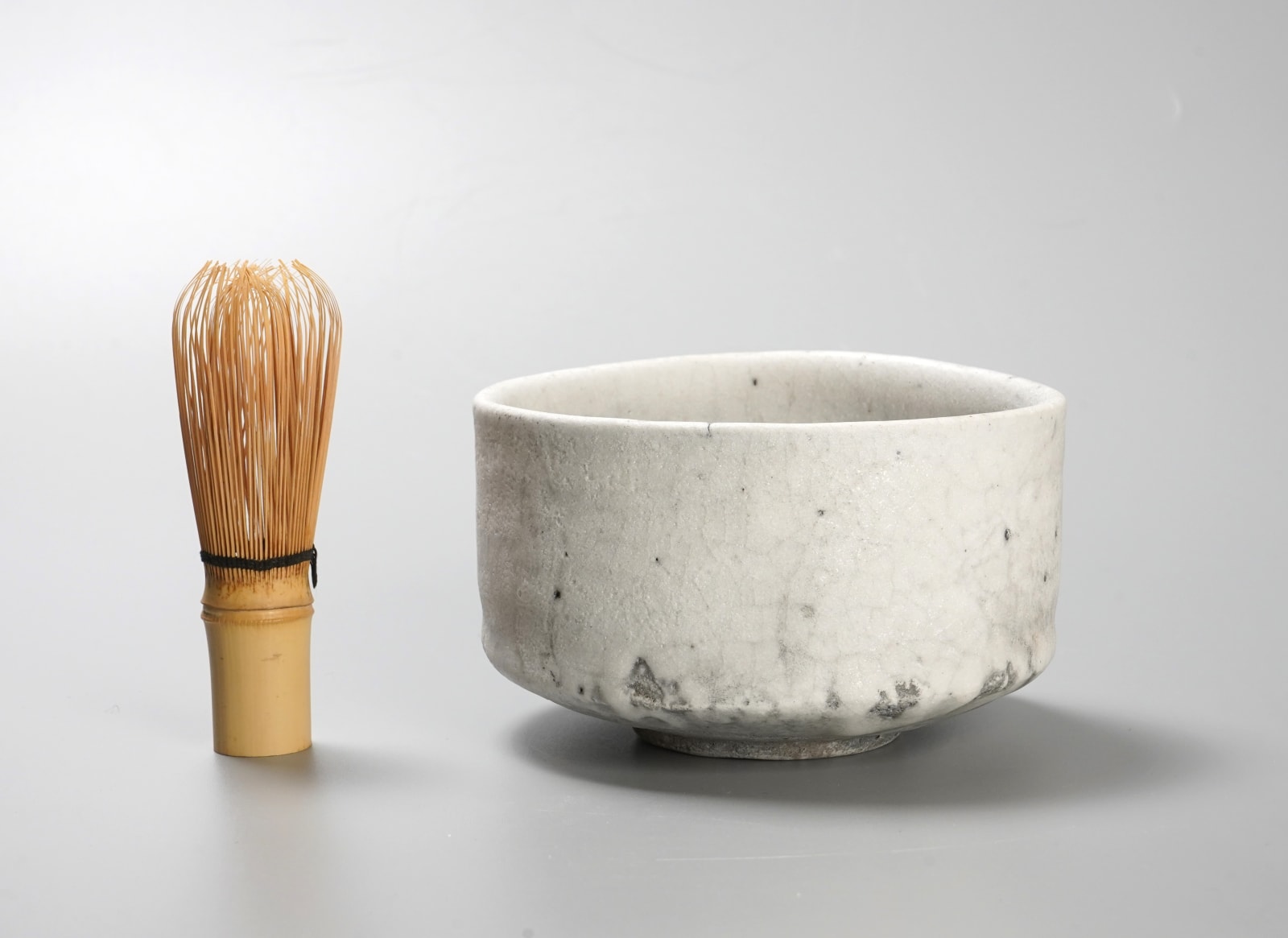 Tsujimura Yui 辻村唯, White Shino Teabowl with Ash Glaze 白志野筒茶盌