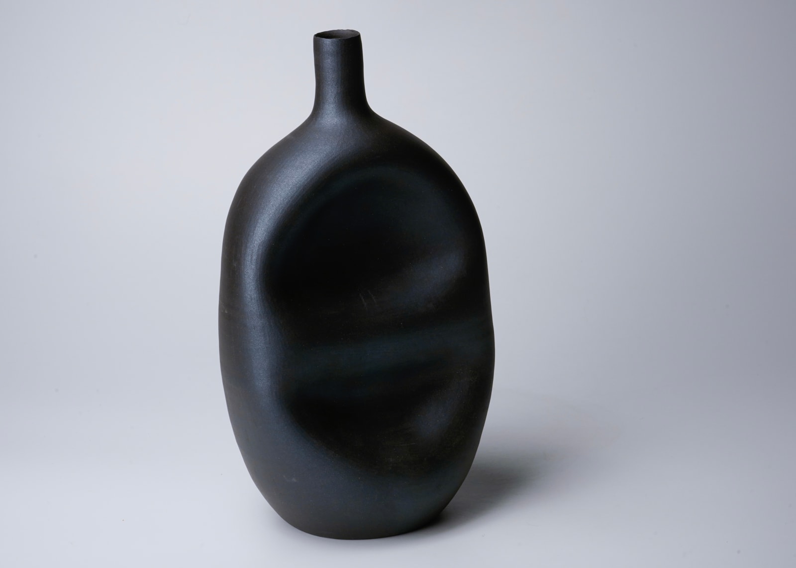 Yagi Kazuo 八木一夫, Black flower vase 黒陶黒い壺花器