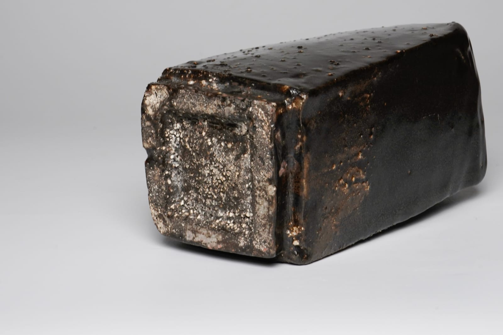 KOBAYASHI Togo 小林東五, Square bottle with black iron glaze 黒四方花入