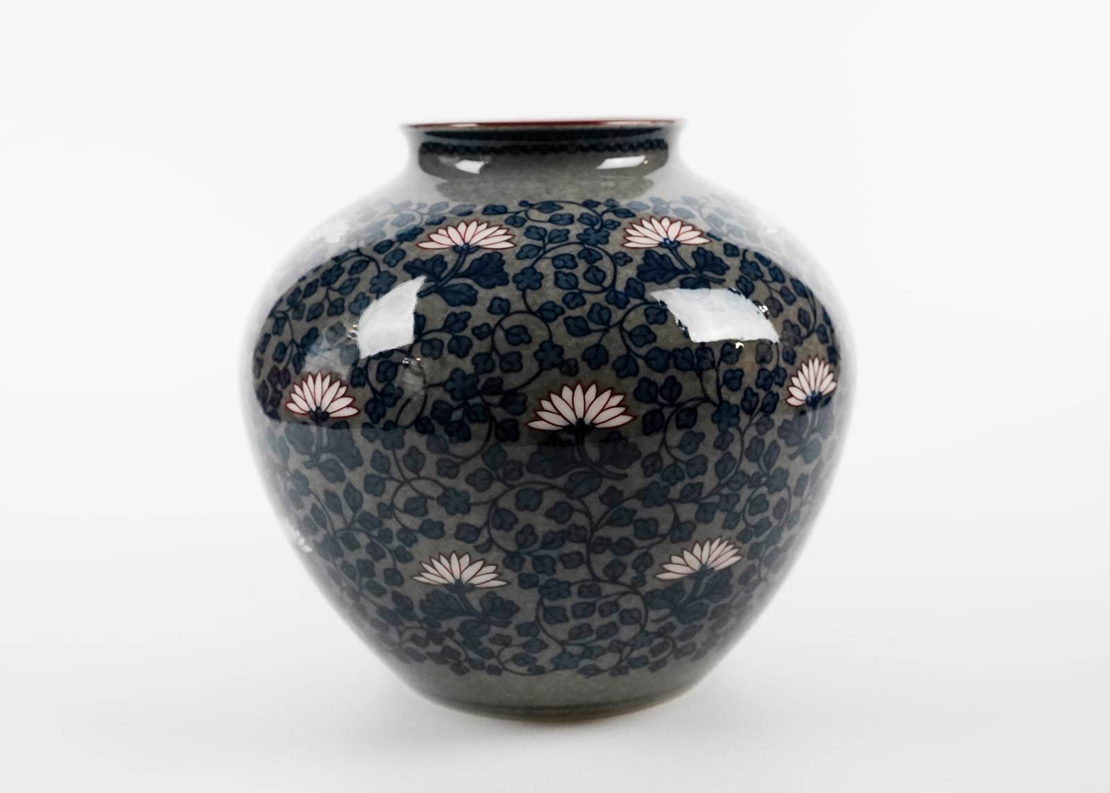 Imaizumi Imaemon XIII 十三代今泉今右衛門, Vase with Overglaze Enamel Decoration and  Flora 色絵 花瓶 | Dai Ichi Arts | Japanese Modern Art