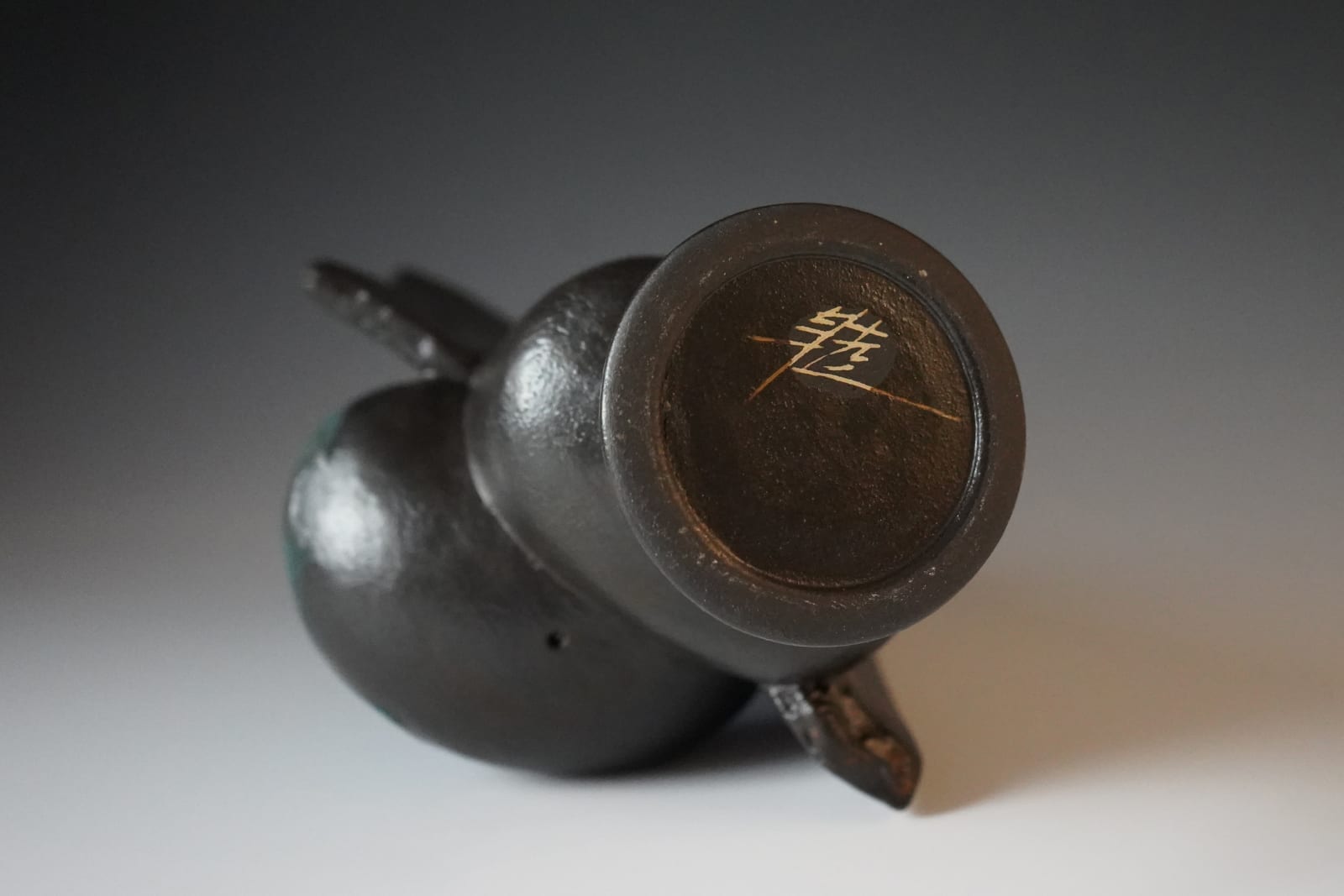 Yanagihara Mutsuo 柳原睦夫, Vessel "where the soul resides" 碧釉壷 “玉の所在”, 2014