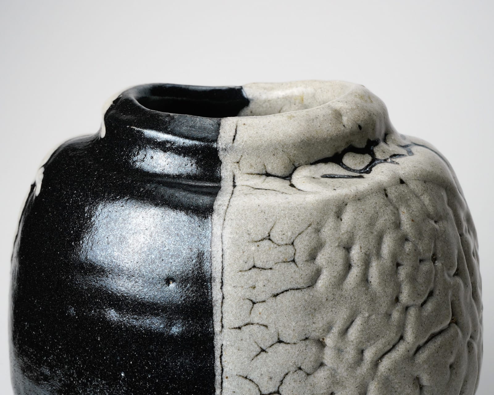 Shimizu Uichi 清水 卯一, Flat jar with white glaze