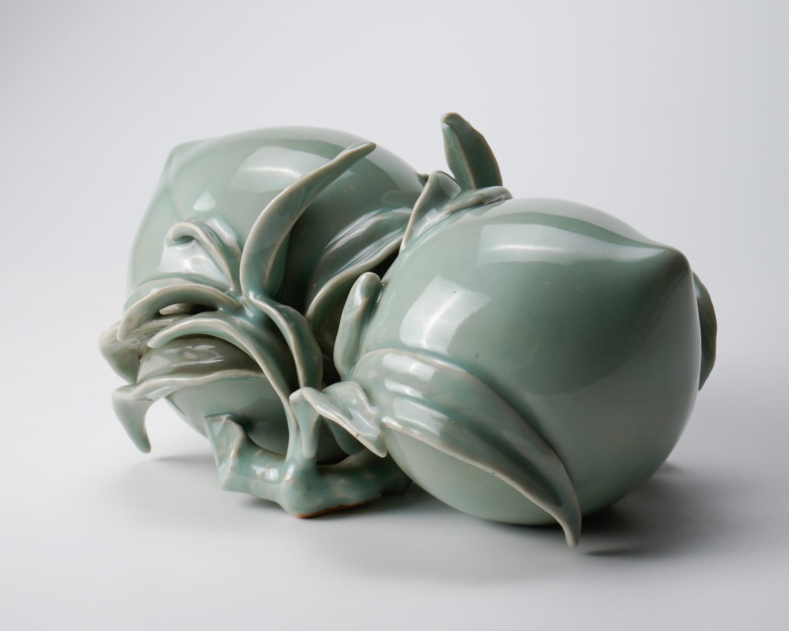 KUSUBE Yaichi 楠部彌弌, Peach shaped celadon ornament