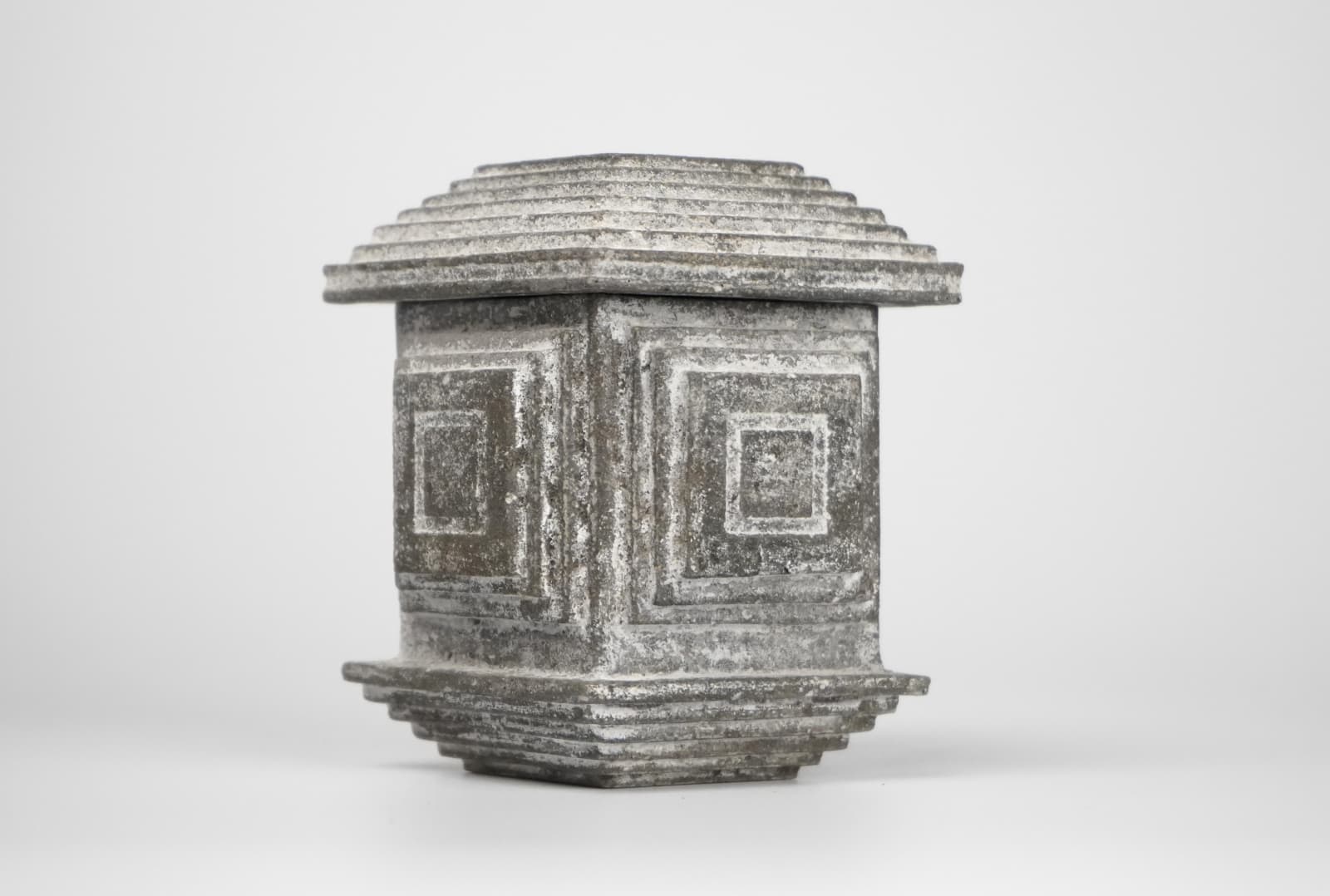 Koinuma Michio 肥沼美智雄, Box with carved patterns