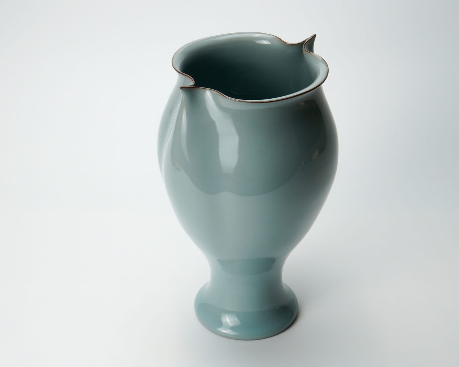 Kawase Shinobu 川瀬 忍, Celadon jar “Jin-cho (penguin)”, 1996