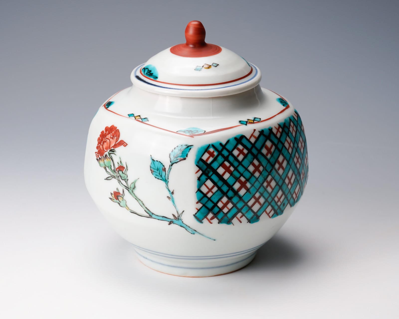 FUJIMOTO YOSHIMICHI (NŌDŌ) 藤本能道, Covered decorative jar with rose drawings