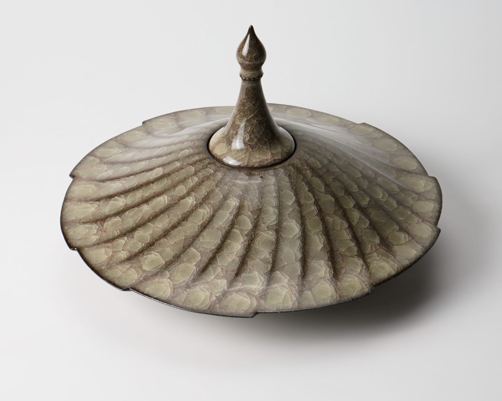 Minegishi Seiko 峯岸勢晃, Incense burner with cracked glaze 米色瓷鎬手香炉