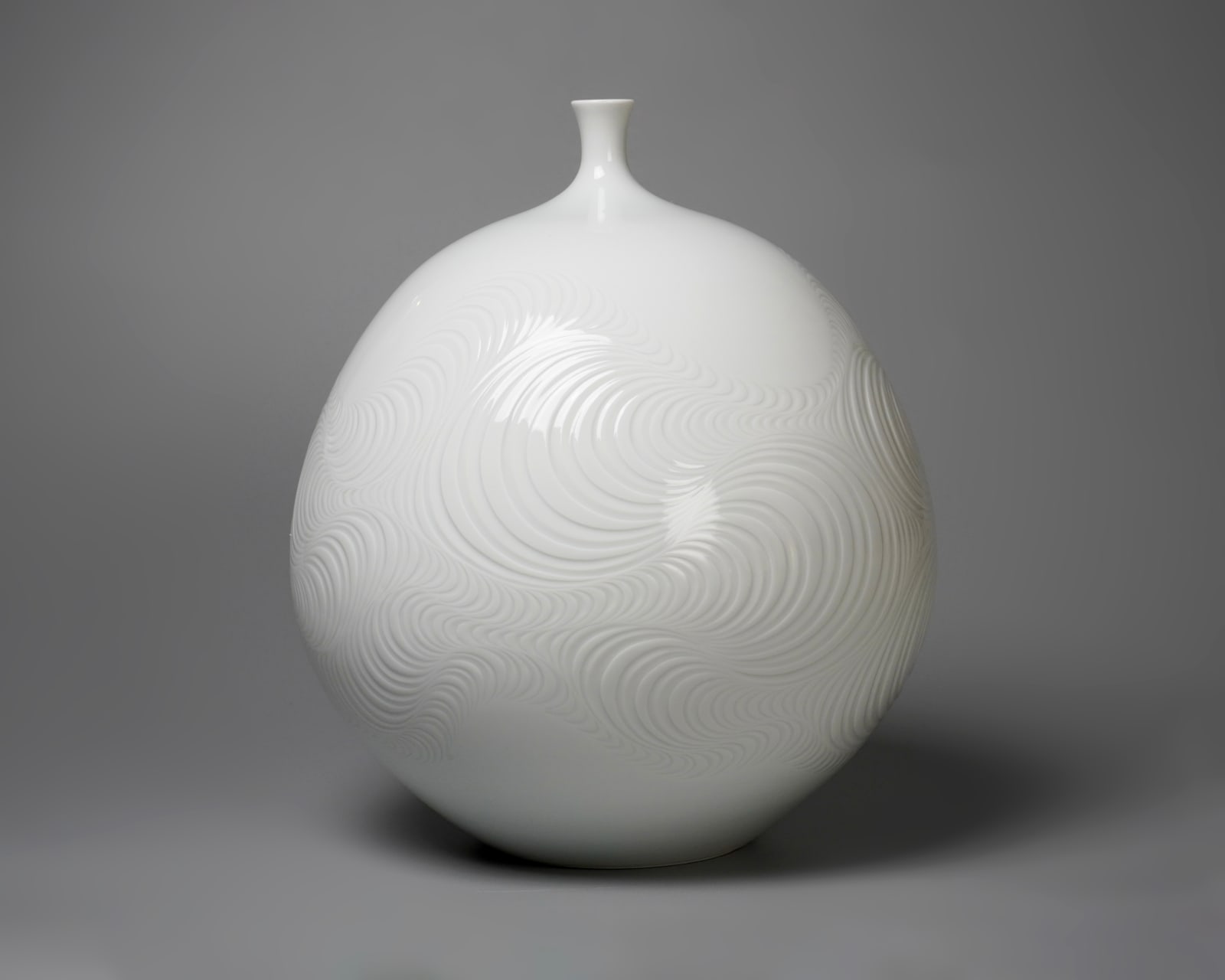 Shumei Fujii 藤井朱明, White Porcelain Jar with Carved Design 白磁 