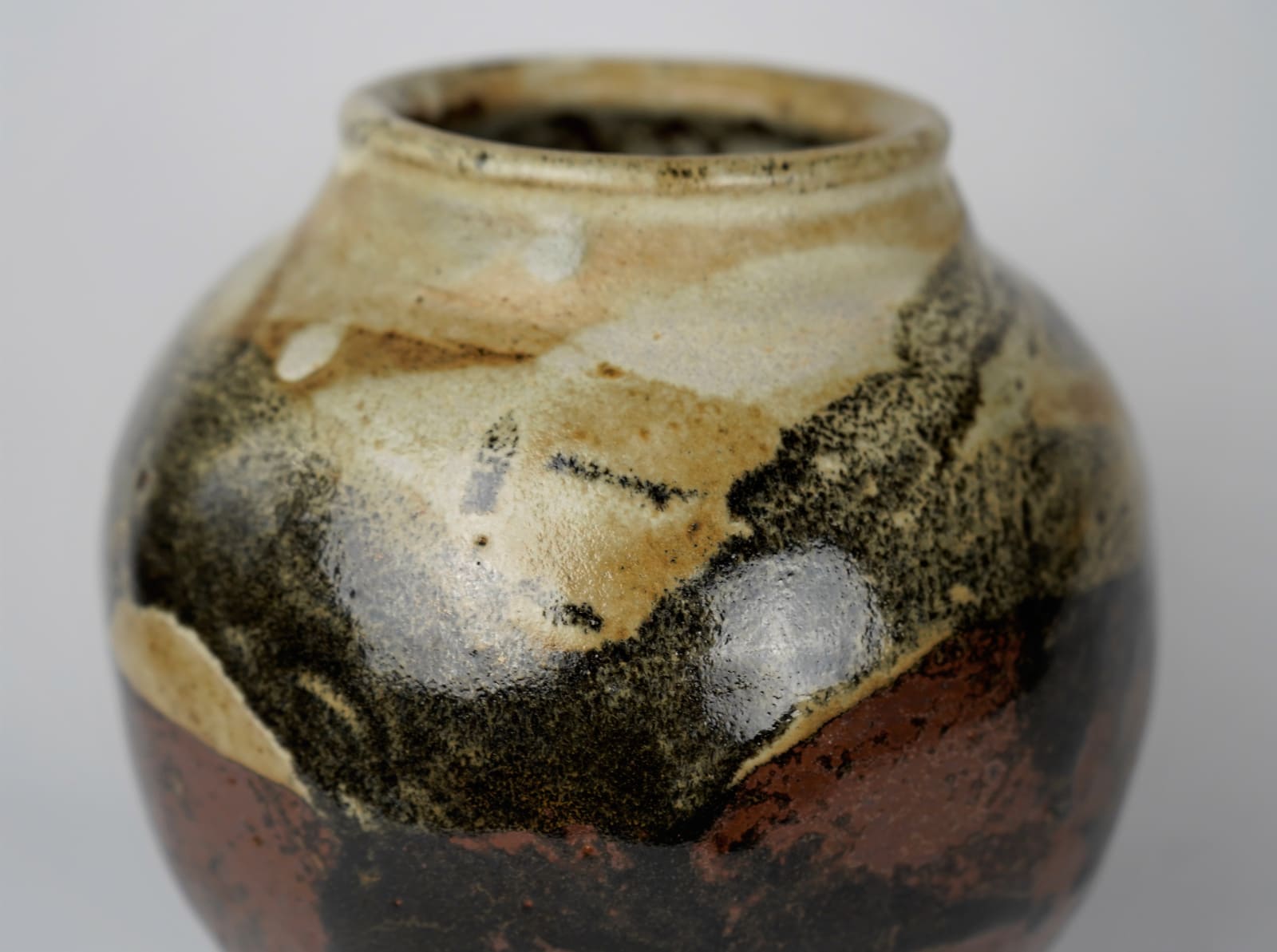 Murata Gen 村田 元, Jar, White and Black Over Persimmon Glaze 柿釉白黒文壺, 1970’s
