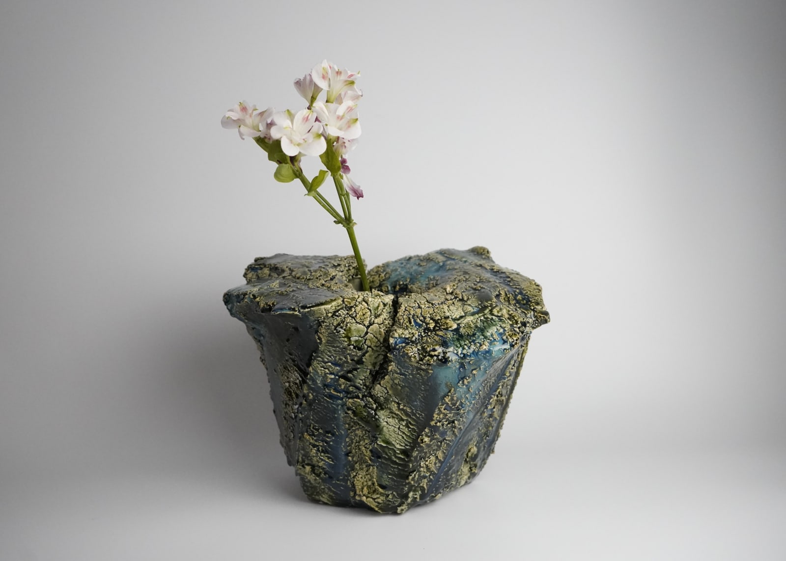 Yamaguchi Makoto 山口真人, Oribe Flower Vessel 織部花入, 2022