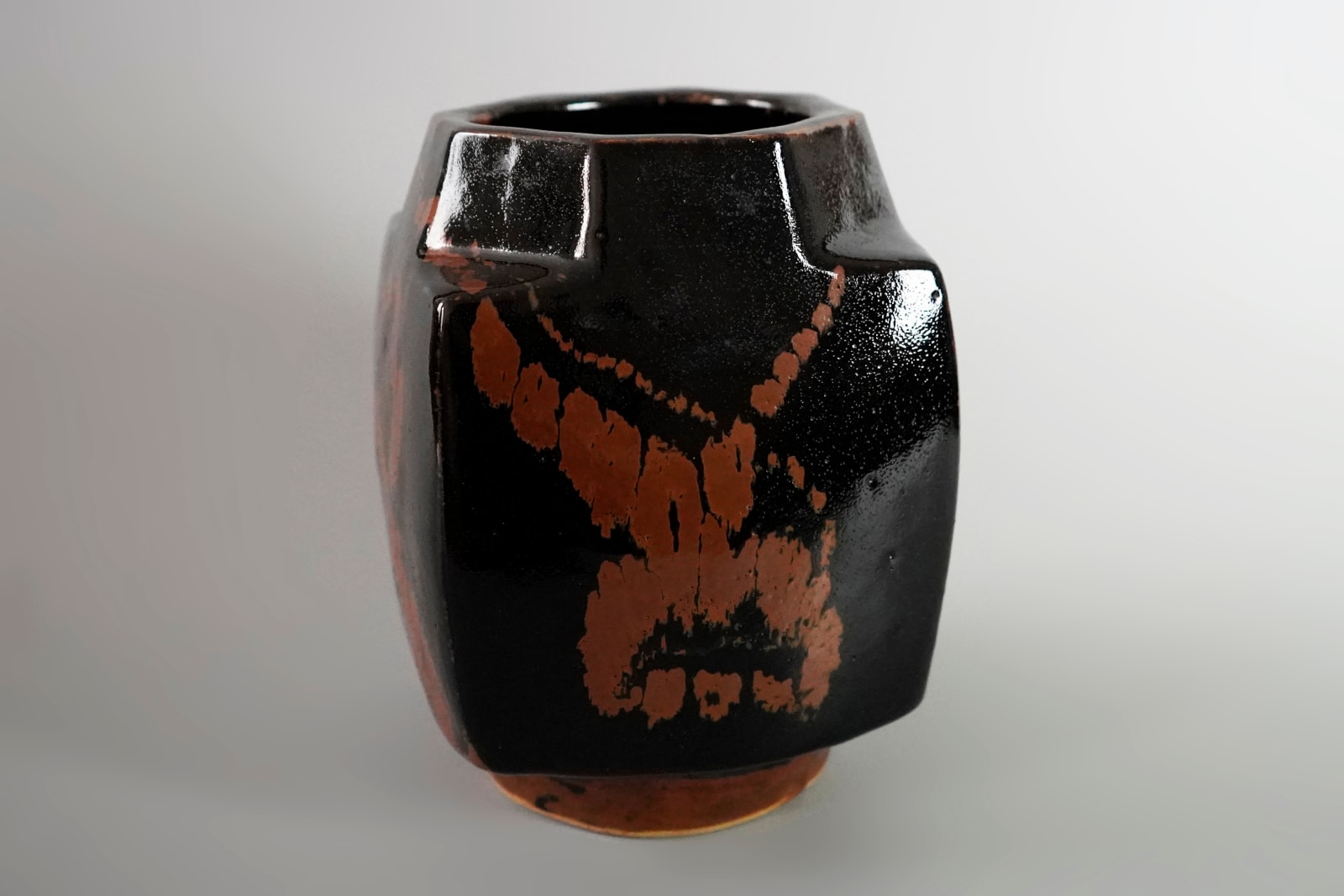 Hamada Shoji 濱田庄司, Black Glazed Jar with Persimmon Glaze Trailing 黒釉錆流掛方壺