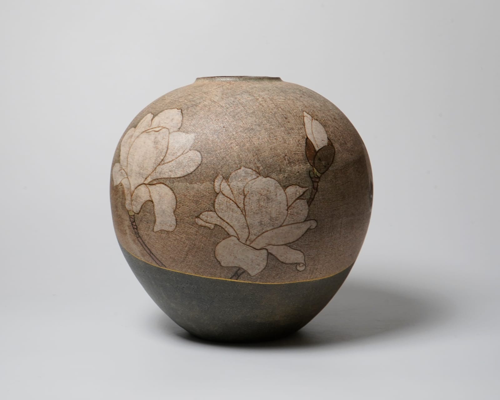 ITO Motohiko 伊藤東彦, Magnolia Flower Vessel with Nunome Technique 布目白木蓮文花瓶