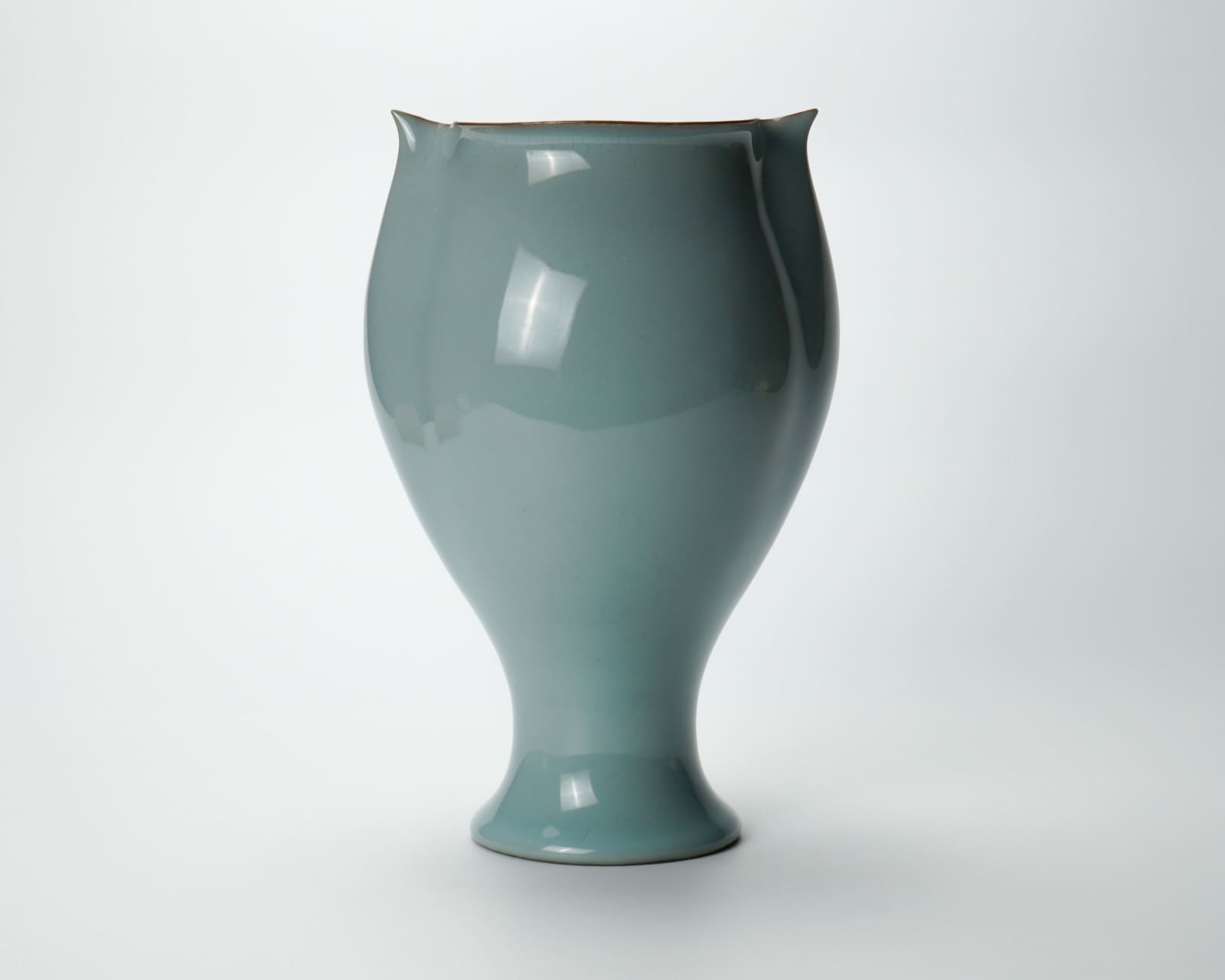 Kawase Shinobu 川瀬 忍, Celadon jar “Jin-cho (penguin)”, 1996