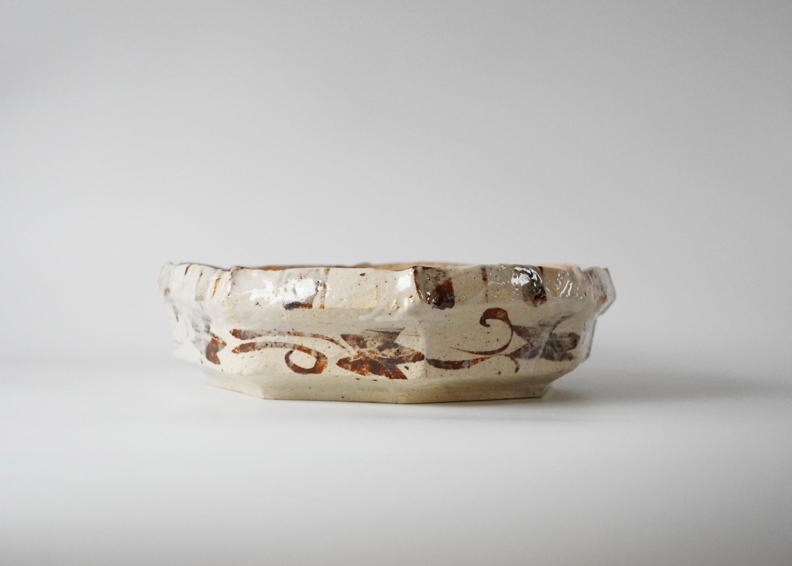 Tsuboshima Dohei 坪島 圡平, Shino octagonal bowl/platter with heron painting 志野さぎ絵八角鉢, 2007's