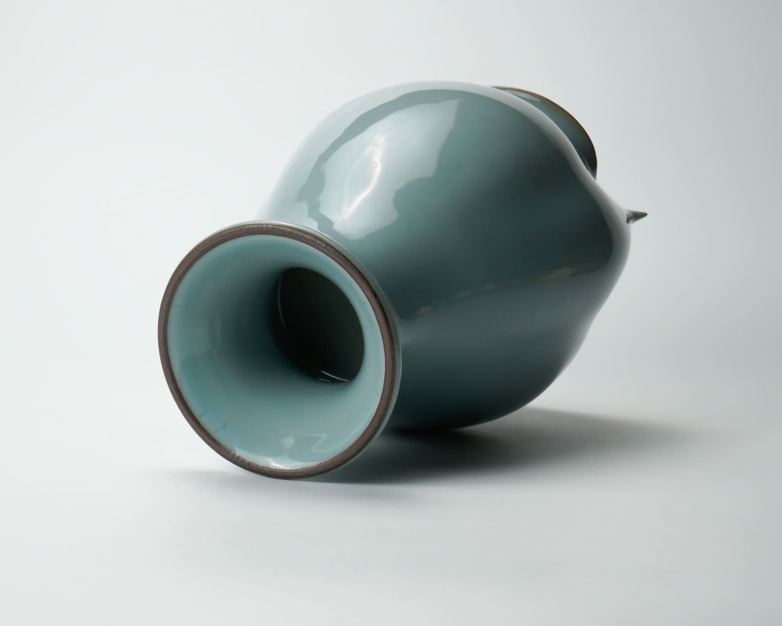 Kawase Shinobu 川瀬 忍, Celadon jar “Jin-cho (penguin)”, 1996