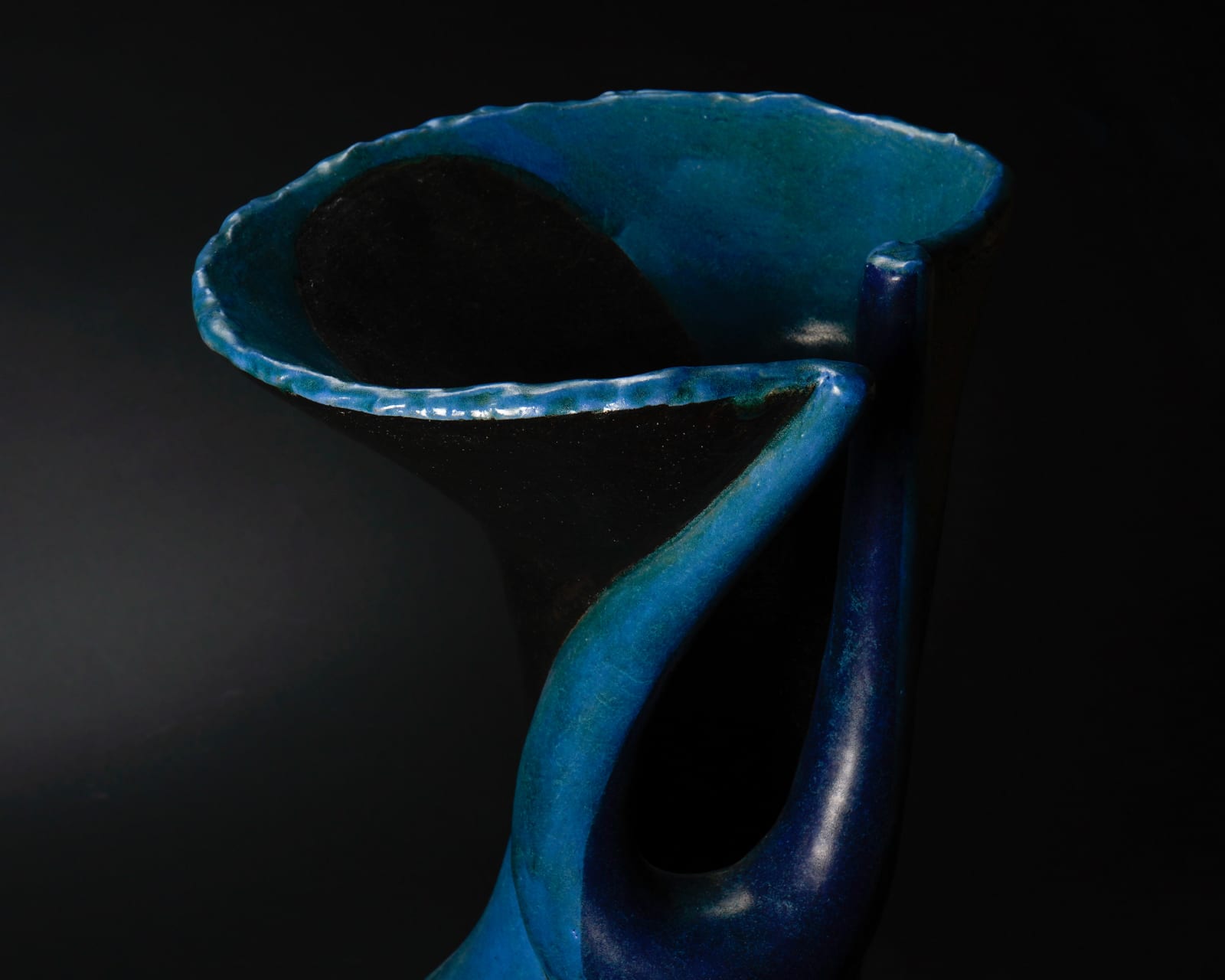 Yanagihara Mutsuo 柳原睦夫, Topological Vessel: The Sound of a Pulse (standing vase with azure glaze) 碧釉トポロ立壺"鼓動を聴く, 2019