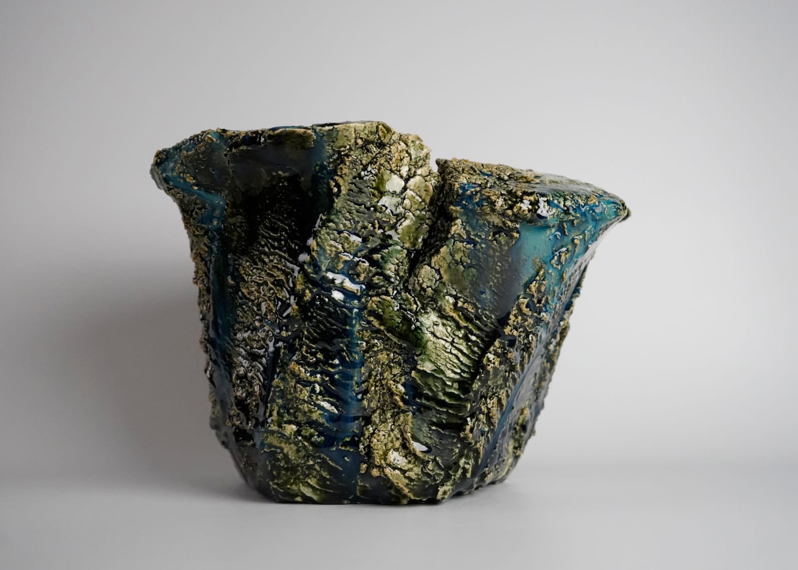 Yamaguchi Makoto 山口真人, Oribe Flower Vessel 織部花入, 2022