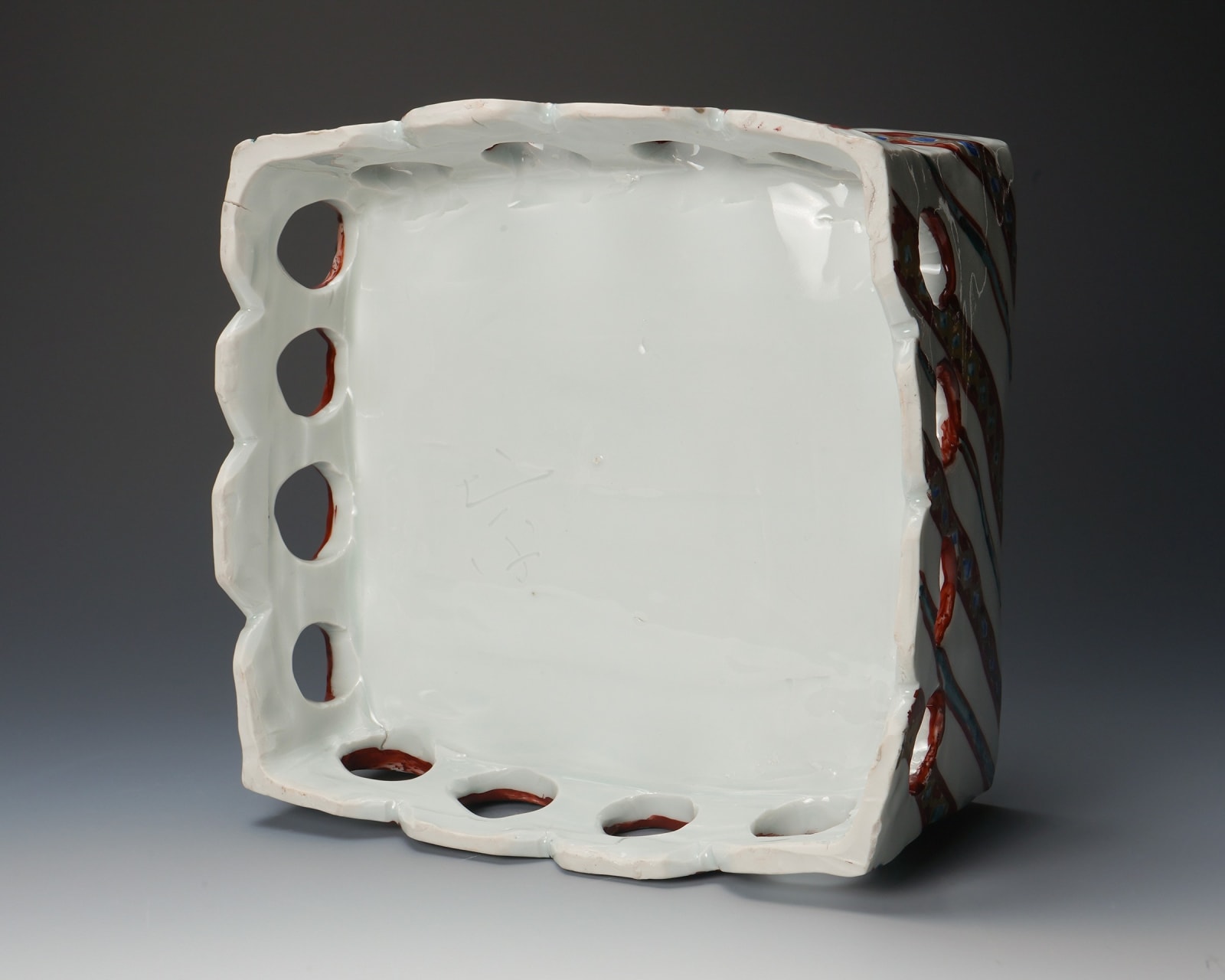 Tsuboshima Dohei 坪島 圡平, Square bowl with Aka-e (red overglaze enamel)