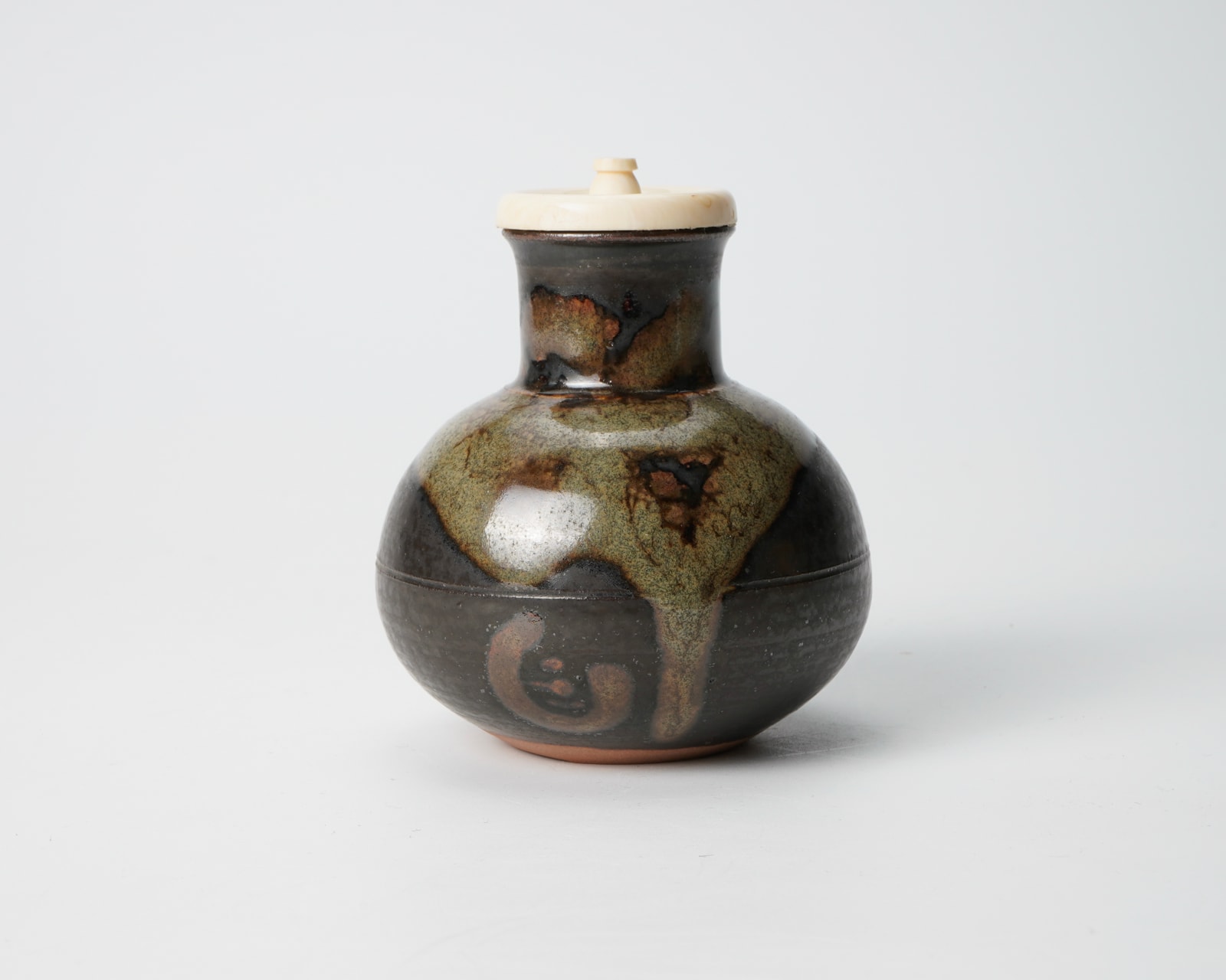 Rikyu round tea caddy by Shoryuji kiln