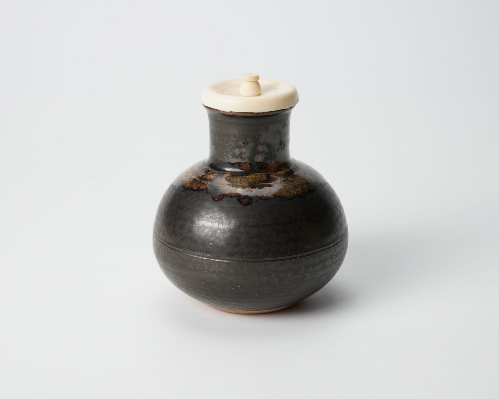 Rikyu round tea caddy by Shoryuji kiln