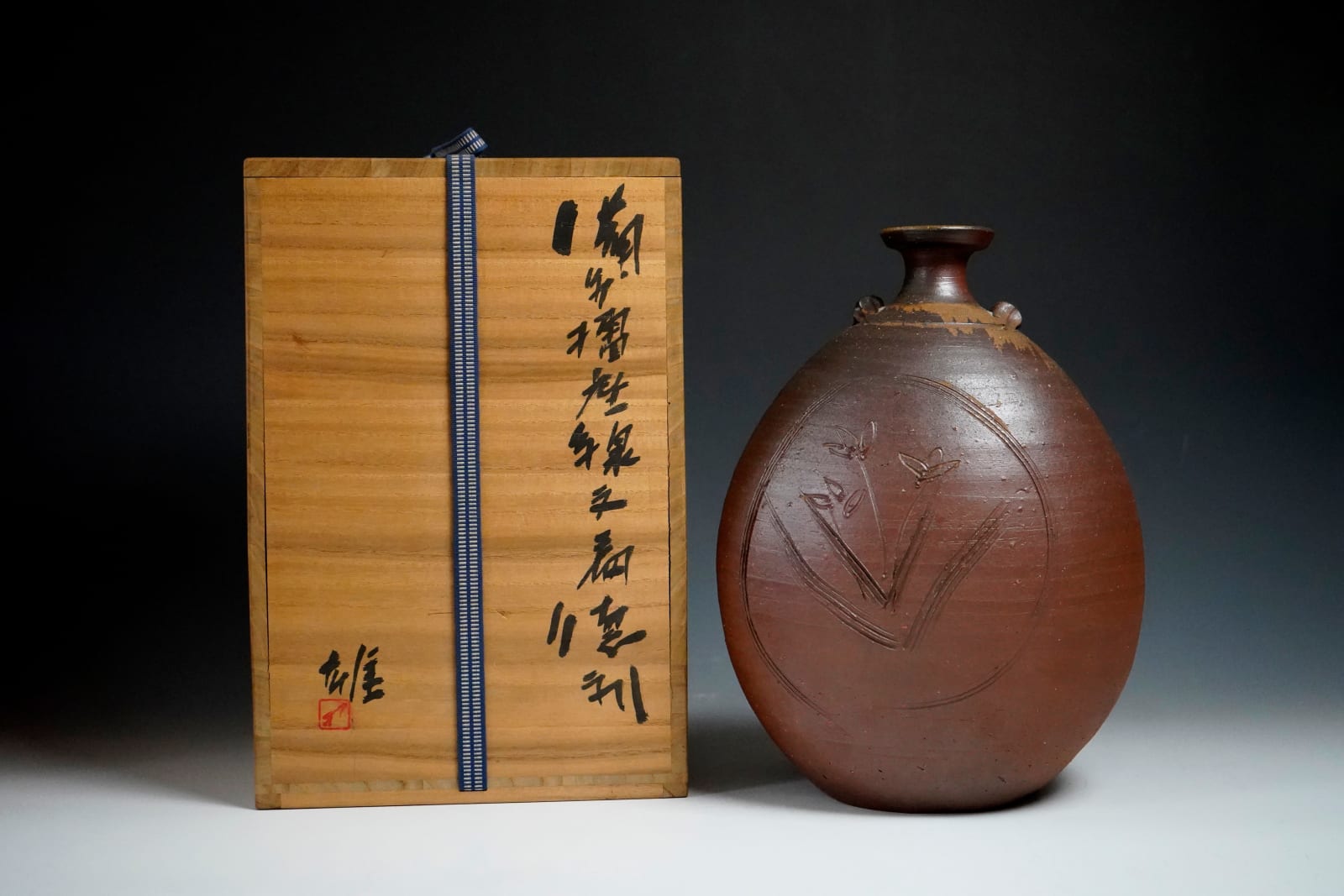 Fujiwara Yu 藤原雄, Bizen Tokkuri Shaped Bottle With Grass Incision 備前擂座線文扁徳利