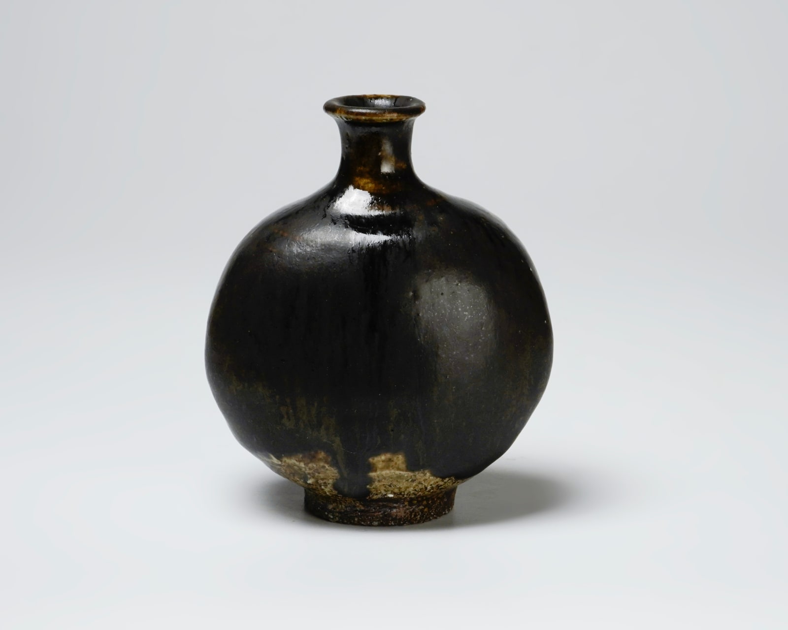 Ikenishi Go 池西剛, Black Korai Flat Tokkuri with Iron Glaze