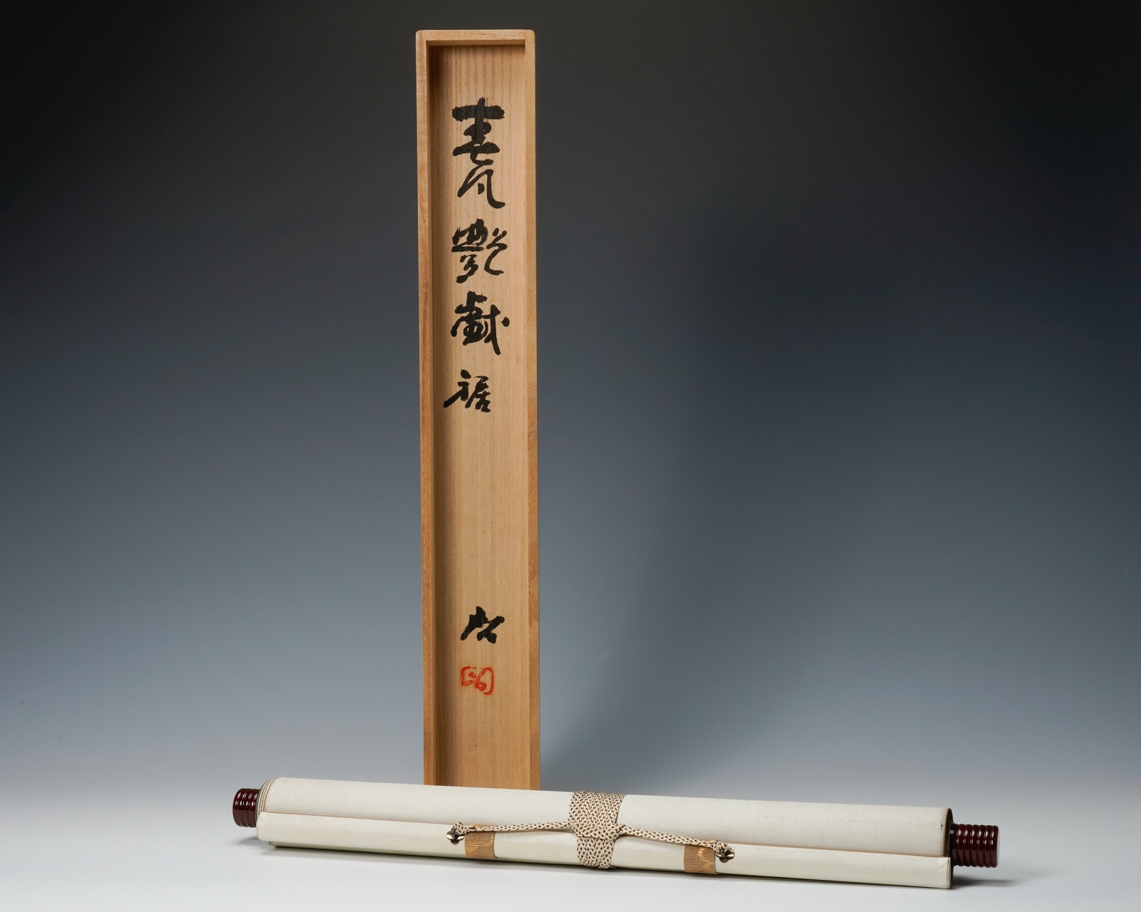 Fujiwara Kei 藤原啓, Hanging scroll "The spring breeze is playing on the hem of my kimono in a glamorous way" 春風艶戯裾