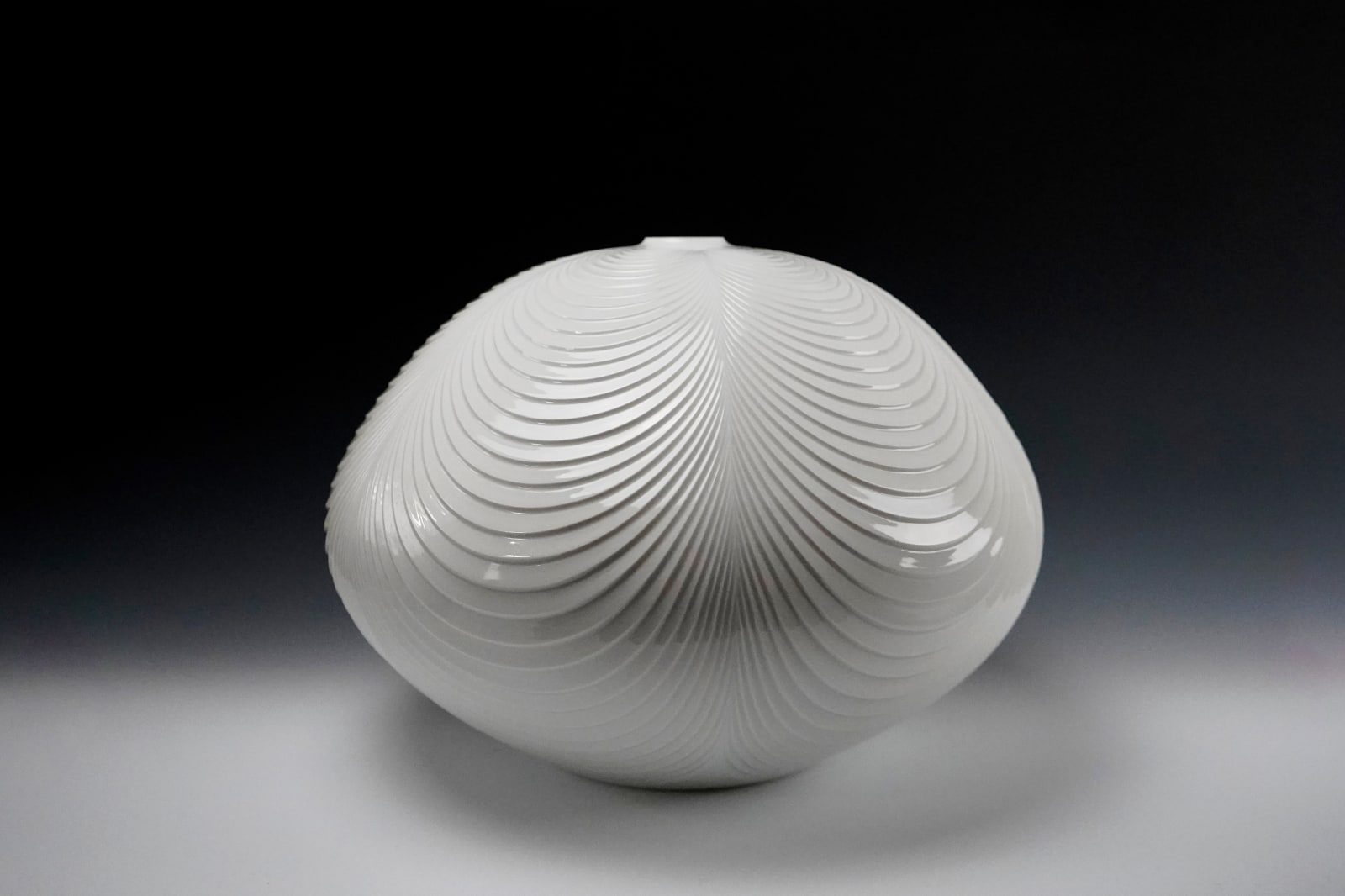 Shumei Fujii 藤井朱明, Jar with Carved Design in White Porcelain