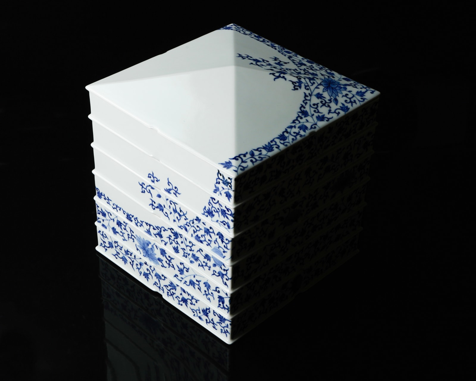Terauchi Shinji 寺内信二, Six-tiered house shaped box with moon and arabesque designs 染付月輪花唐草 家型六段重, 2024