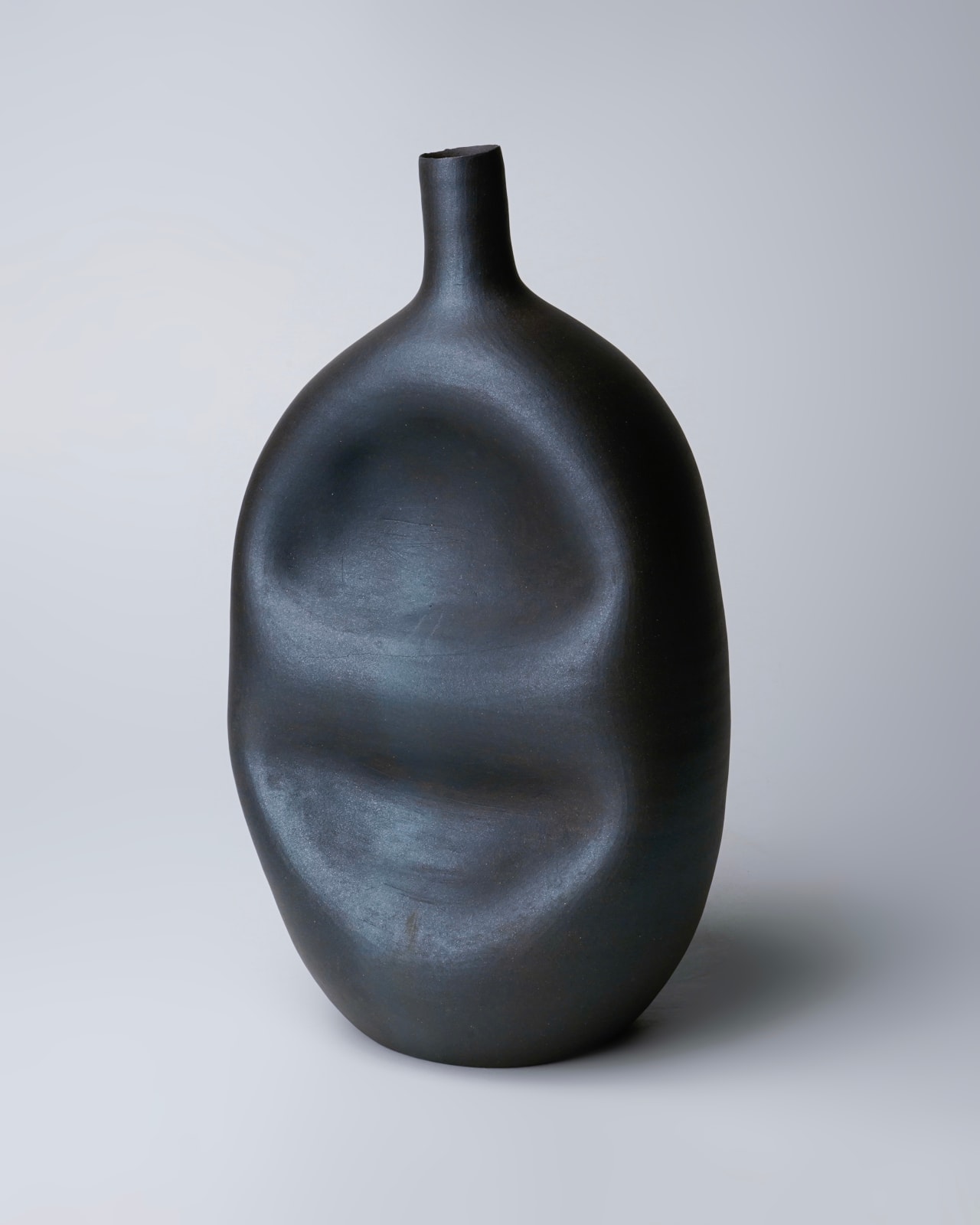 Yagi Kazuo 八木一夫, Black flower vase 黒陶黒い壺花器