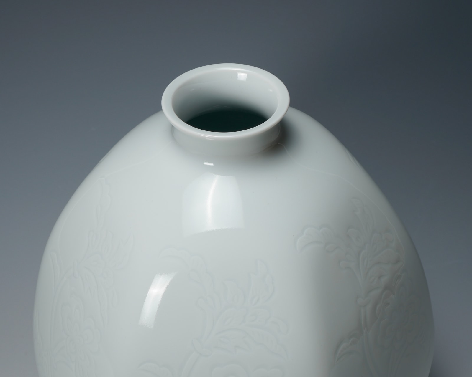 Inoue Manji 井上萬二, Faceted white porcelain jar with incised peony motifs 白磁牡丹彫文面取