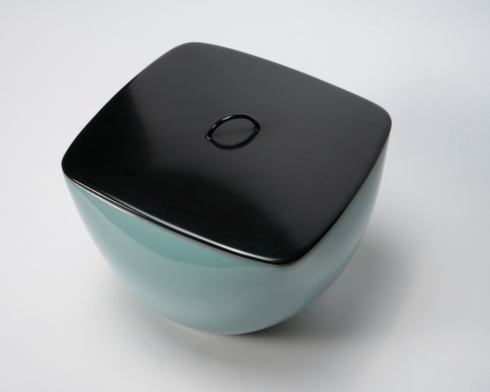 SUWA Sozan Ⅲ 三代 諏訪 蘇山, Squared celadon water jar 青磁角水指