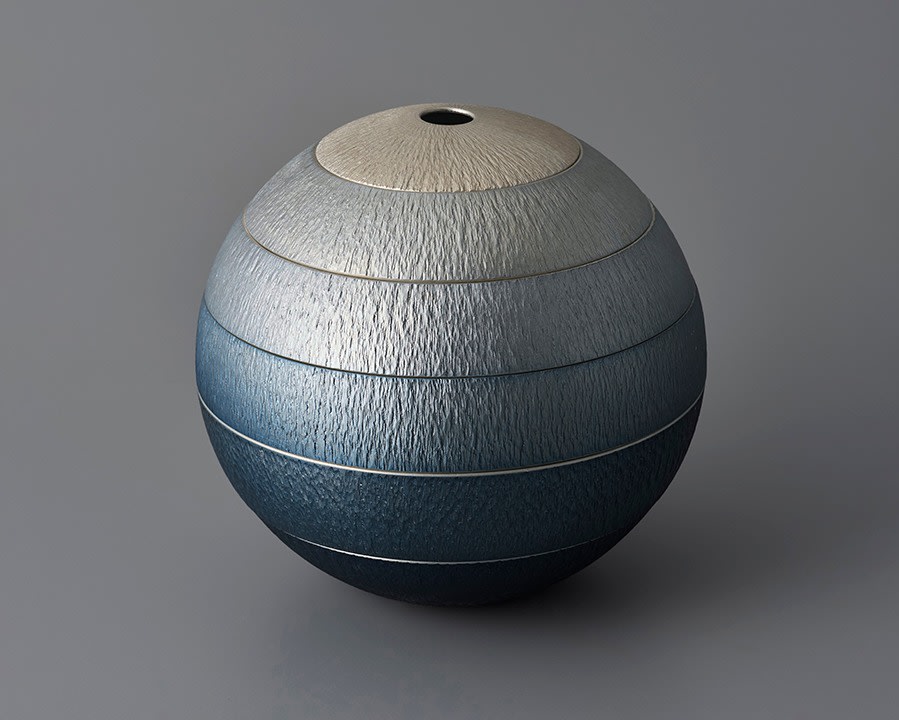 Terauchi Shinji 寺内信二, Five-tiered moon shaped box with silver leaf 飛び鉋銀箔グラデーション 珠型五段重, 2024