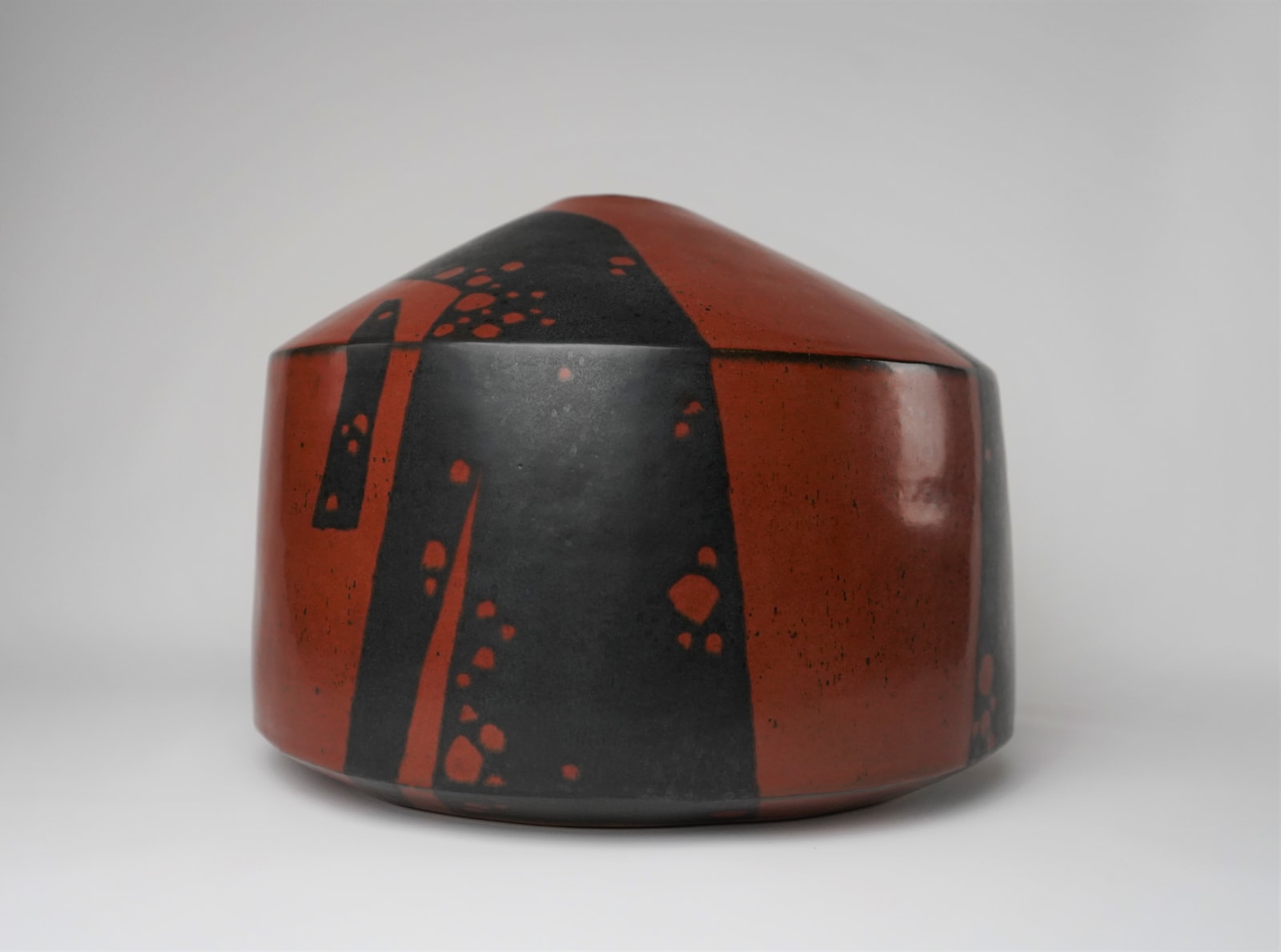 Morino Taimei 森野泰明, Rust Red Iron Glazed Flat Jar 黒銹扁壺, 2014