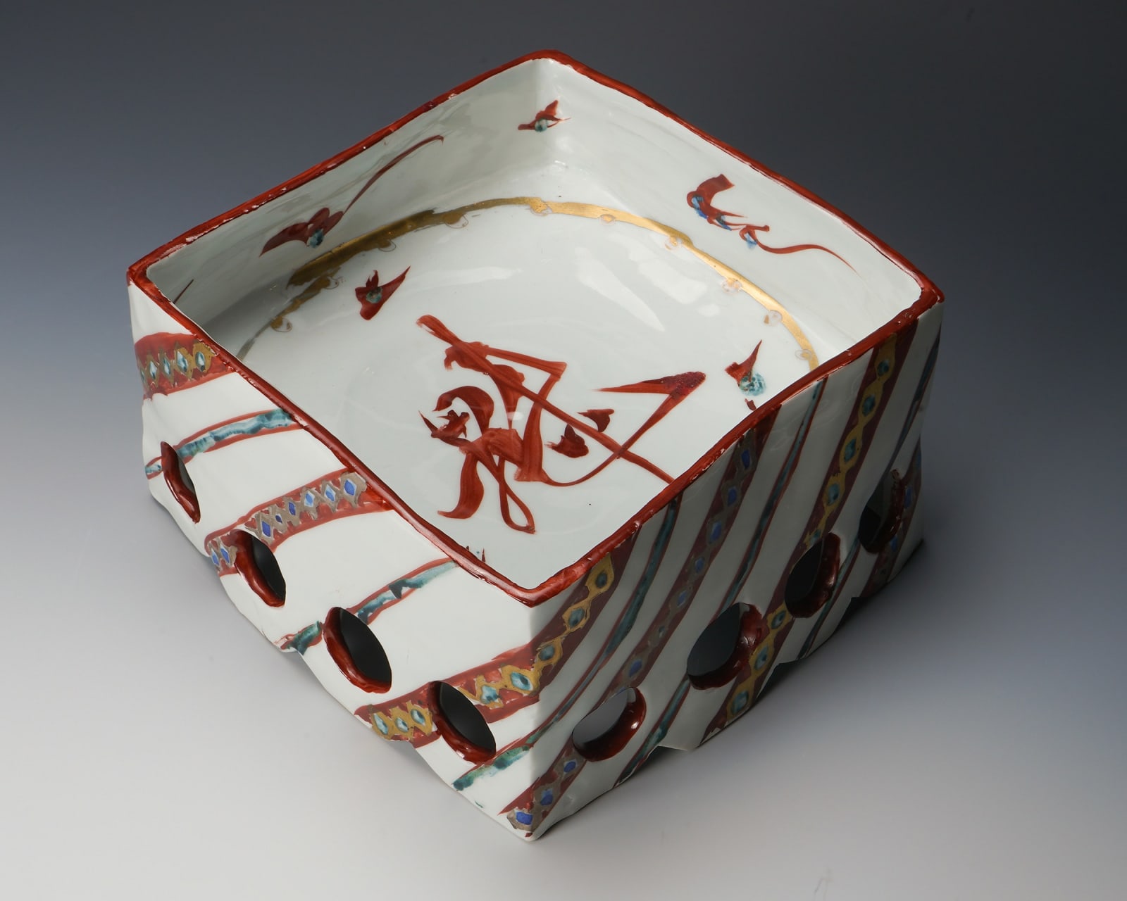 Tsuboshima Dohei 坪島 圡平, Square bowl with Aka-e (red overglaze enamel)