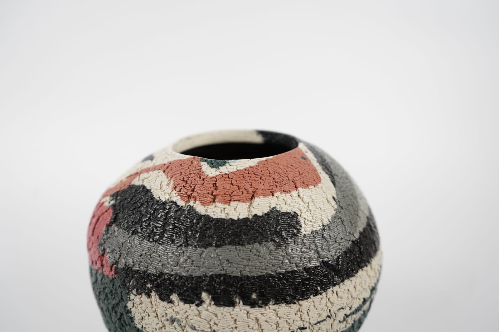 Matsui Kosei 松井康成, Jar, Neriage, Cleft Marbleized 練上嘯裂壺, 1985