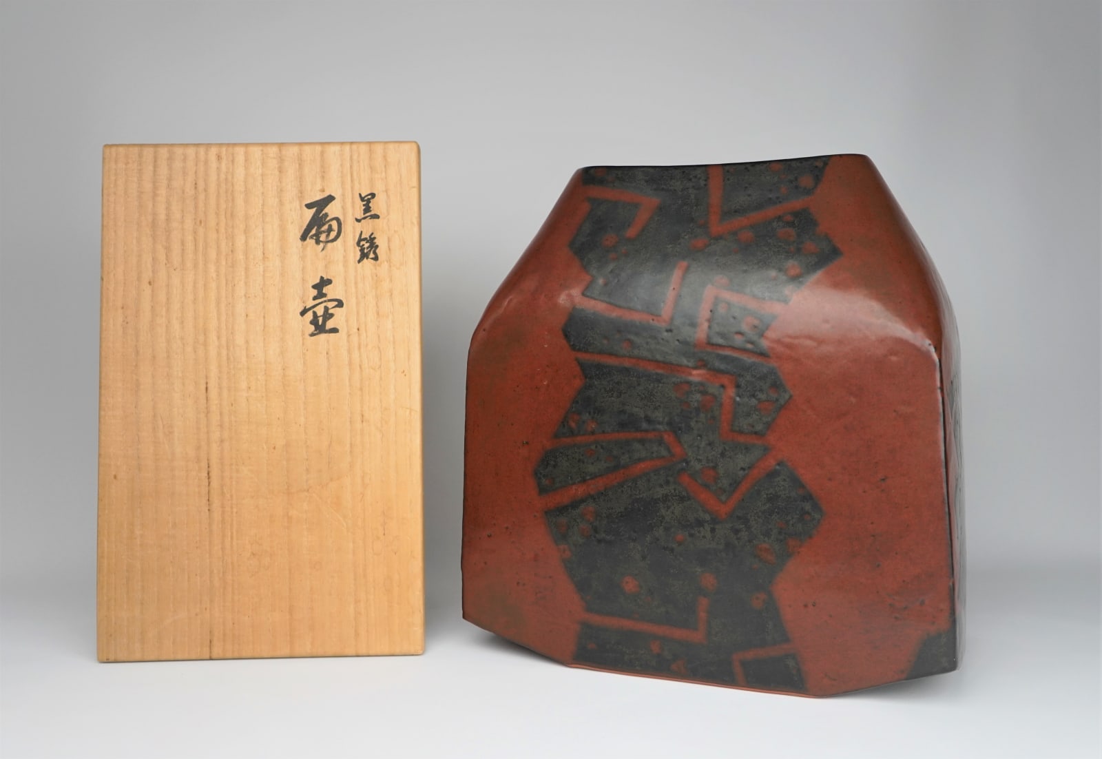 Morino Taimei 森野泰明, Rust Red Iron Glazed Square Jar 黒銹扁壺, 1982