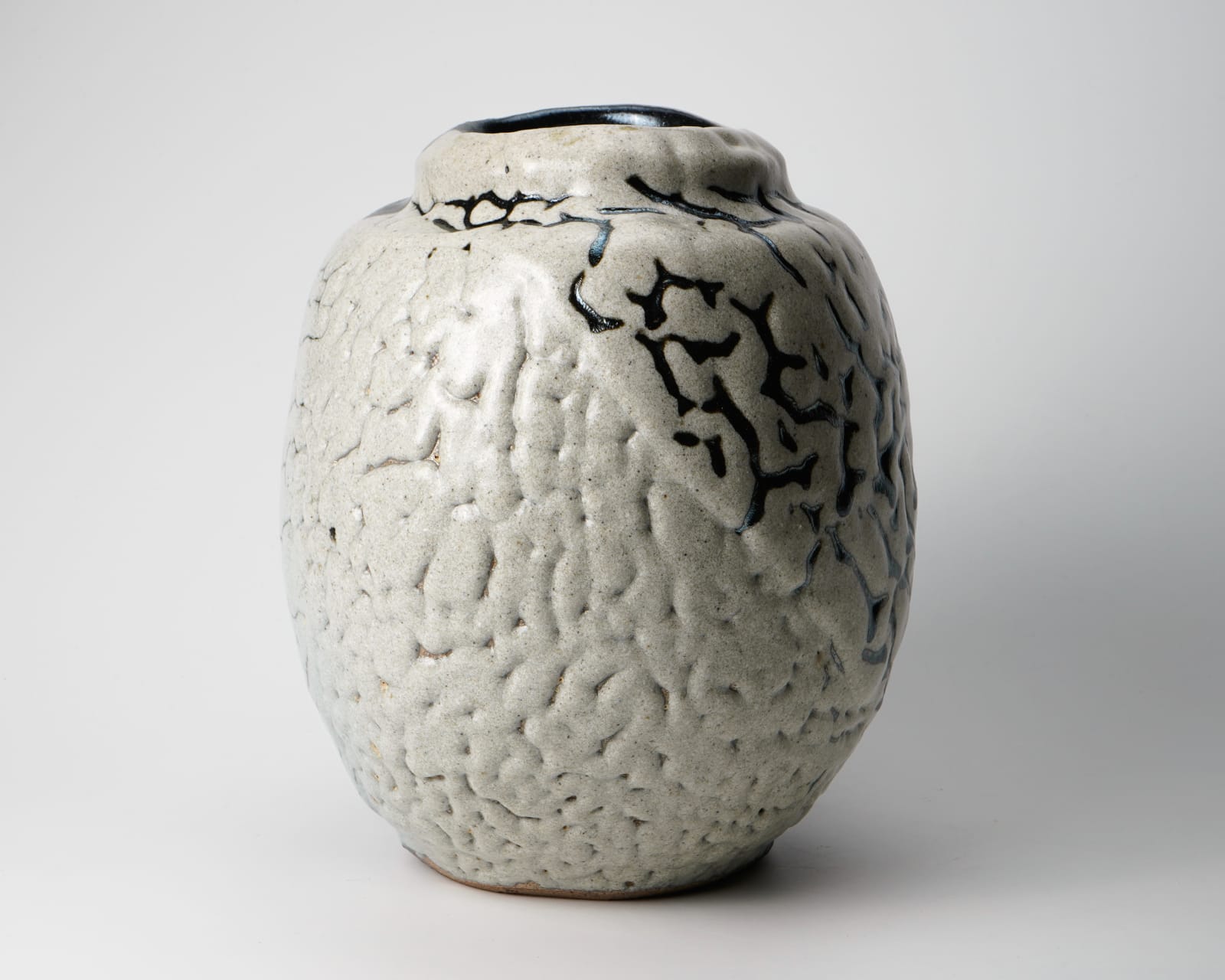 Shimizu Uichi 清水 卯一, Flat jar with white glaze