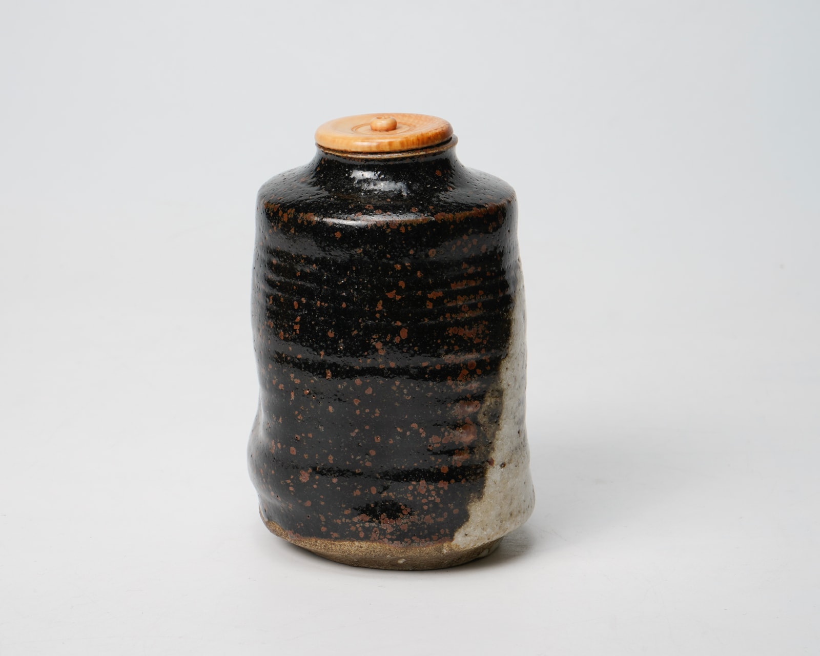 Kato Shuntai 加藤春岱, Black oribe tea caddy 黒織部茶入, cia Late Edo - Meiji