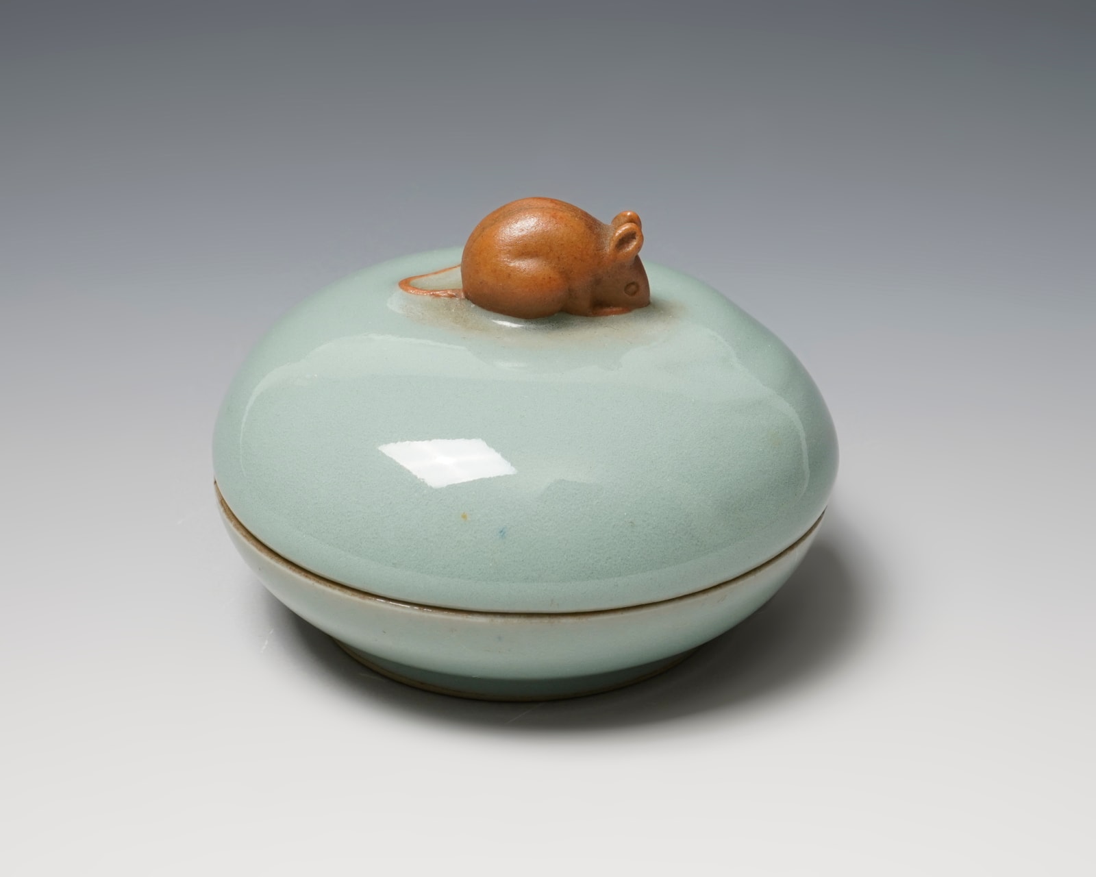 SUWA Sozan II 諏訪蘇山二代, Incense Container with Rat 青磁袋鼠香合