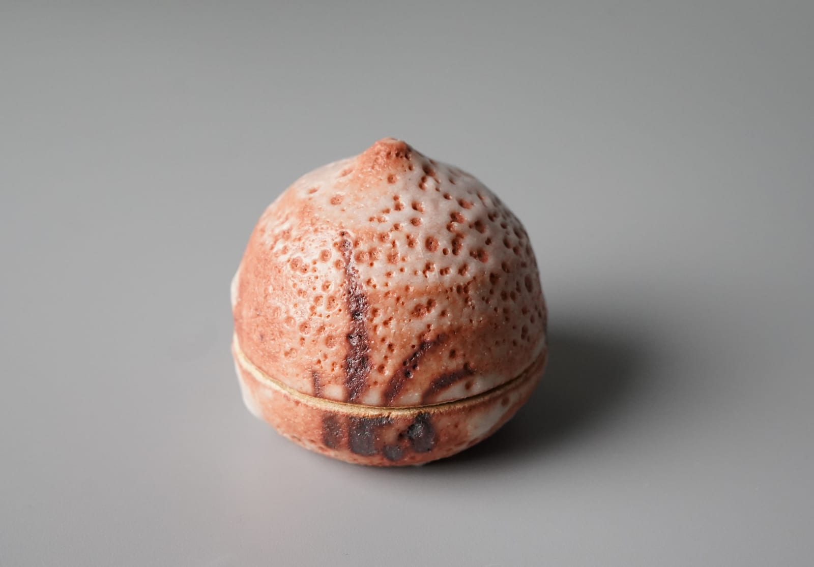 Wakao Toshisada 若尾利貞, Shino Incense Box 志野香合