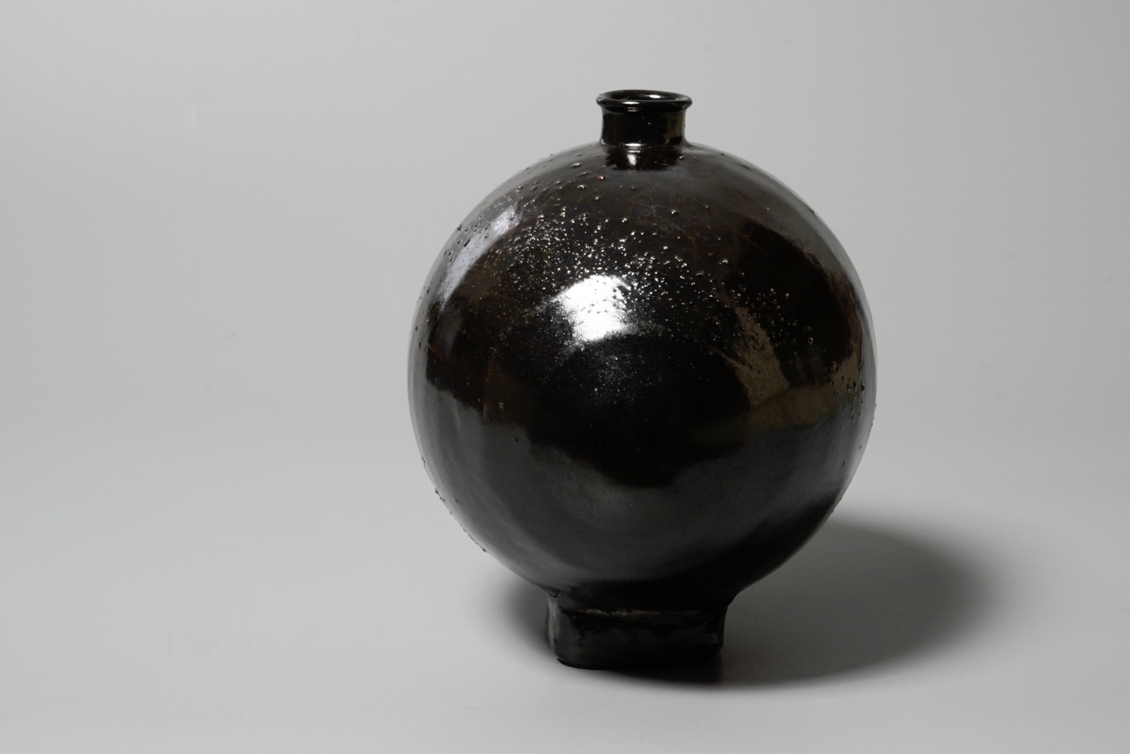 Takesue Hiomi 武末日臣, Black jar with Korean-style rice bale form 扁壺黒