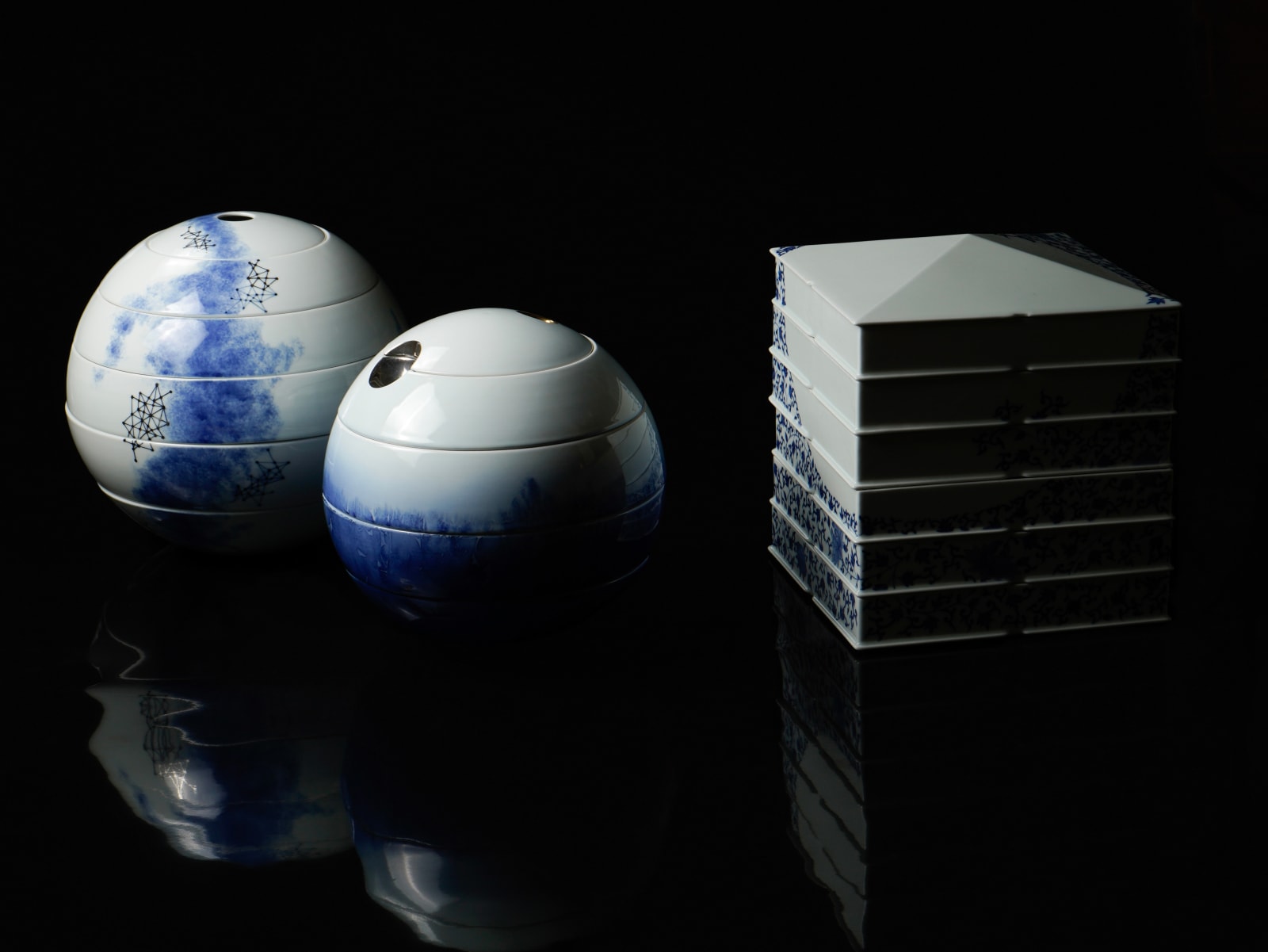 Terauchi Shinji 寺内信二, Six-tiered house shaped box with moon and arabesque designs 染付月輪花唐草 家型六段重, 2024